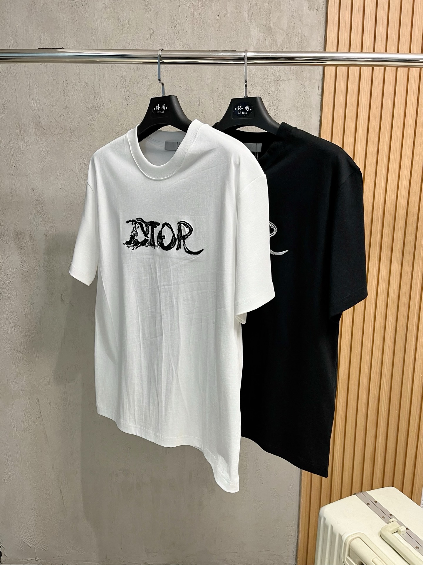 NO:121823,High-version Dior 2025 new classic round neck short sleeves, fashionable and versatile classic elements to create exquisite craftsmanship counter fabrics, top-level elements to create, classic short sleeves 3 standards complete, trendy men's fashion, whether it is the comfort of the upper body or it is an incomparable existence, a must-have for male gods. Code number XS-XL, dior, T-shirt, alexander wang19860909高版本 迪奥 2025新款经典圆领短袖,时尚百搭经典元素打造精致工艺专柜面料,顶级元素融合打造,经典短袖3标齐全,潮男时尚,无论是上身舒适度还是都是无可比拟的存在,男神必备.码数XS-XL,,dior,T-shirt,alexander wang,Men's clothing