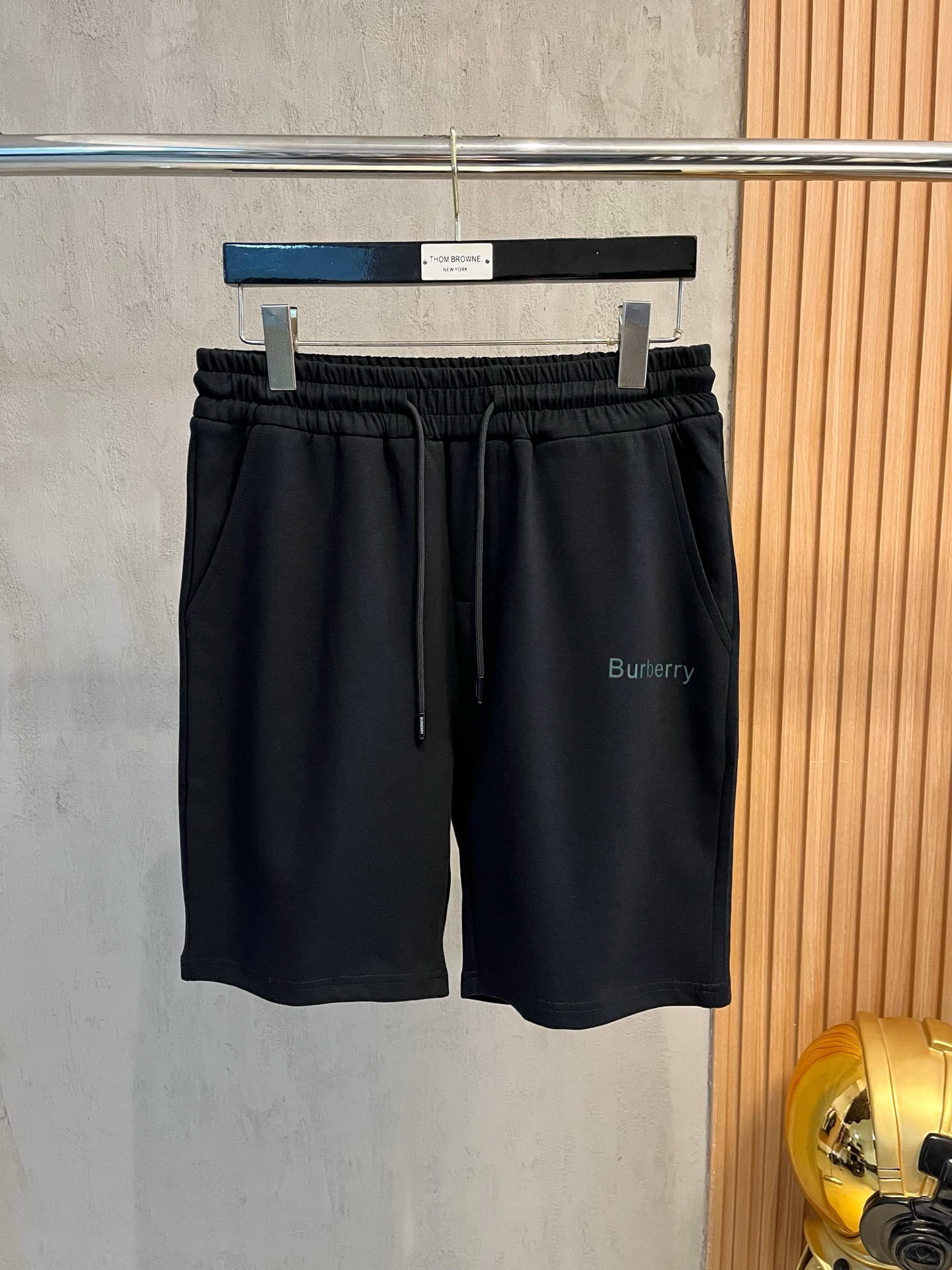 NO:482329,BURBERRY New Style is coming 2025 Spring and Summer New Leisure Pants and Shorts, imported high-density custom fabric, comfortable, soft and skin-friendly, straight and not easy to wrinkle, simple and clear, super versatile, super fashionable and versatile, straight and stylish, a must-have for the wardrobe!  Suitable for any occasion, size M-3XL, burberry, burberry, shorts, alexander wang19860909BURBERRY巴宝莉 新款来袭 2025春夏新款休闲裤短裤,进口高密度定制面料,舒适柔软亲肤,笔挺不易起皱,简单明了,超级百搭上身效果超级棒时尚百搭,笔挺有型,衣橱必备！适合任何场合穿着,码数M-3XL,,burberry,burberry,shorts,alexander wang,Men's clothing