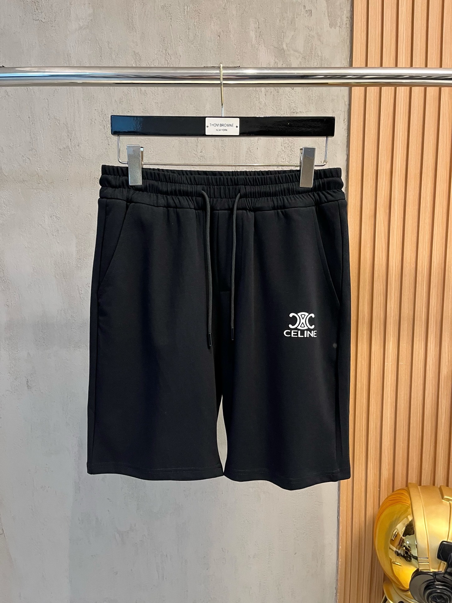 NO:482311,CELINE New style is coming. 2025 spring and summer new casual pants and shorts, imported high-density custom fabric, comfortable, soft and skin-friendly, straight and not easy to wrinkle, simple and clear, super versatile, super fashionable and versatile, straight and stylish, a must-have for the wardrobe!  Suitable for any occasion, size M-3XL, celine, celine, shorts, alexander wang19860909CELINE赛琳 新款来袭 2025春夏新款休闲裤短裤,进口高密度定制面料,舒适柔软亲肤,笔挺不易起皱,简单明了,超级百搭上身效果超级棒时尚百搭,笔挺有型,衣橱必备！适合任何场合穿着,码数M-3XL,,celine,celine,shorts,alexander wang,Men's clothing