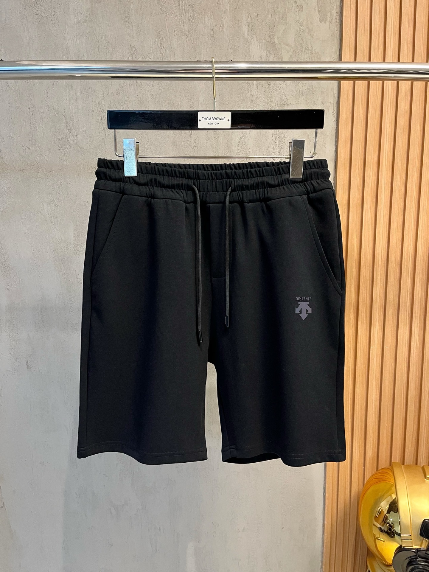 NO:482323,DESCENTE New style is coming 2025 spring and summer new casual pants and shorts, imported high-density custom fabric, comfortable, soft and skin-friendly, straight and not easy to wrinkle, simple and clear, super versatile, super fashionable and versatile, straight and stylish, a must-have for the wardrobe!  Suitable for any occasion, size M-3XL, shorts, alexander wang19860909DESCENTE迪桑特 新款来袭 2025春夏新款休闲裤短裤,进口高密度定制面料,舒适柔软亲肤,笔挺不易起皱,简单明了,超级百搭上身效果超级棒时尚百搭,笔挺有型,衣橱必备！适合任何场合穿着,码数M-3XL,,shorts,alexander wang,Men's clothing