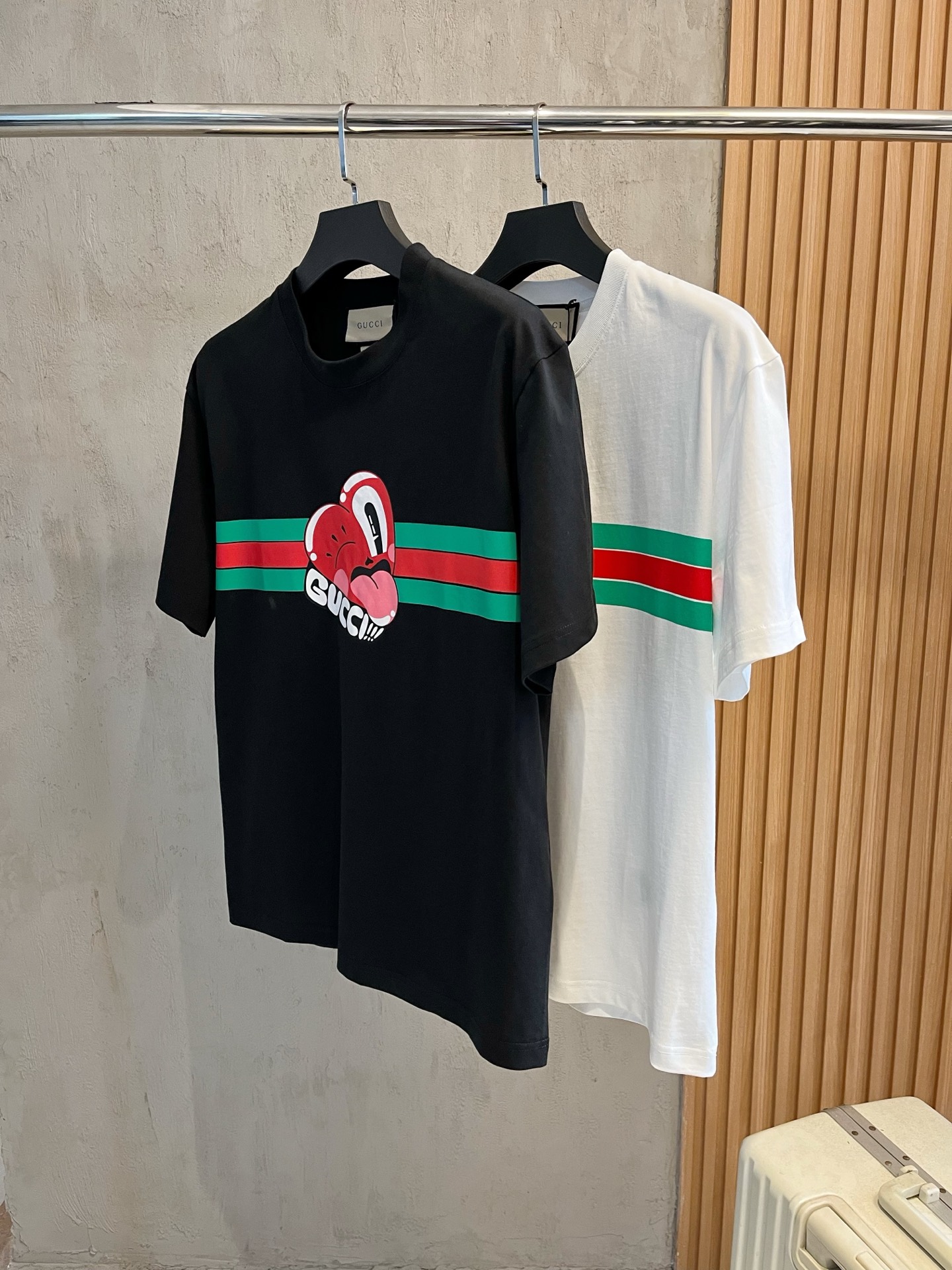 NO:127396,High-version Gucci 2025 new classic round neck short sleeves, fashionable and versatile classic elements to create exquisite craftsmanship counter fabrics, top-level elements to create, classic short sleeves 3 standards complete, trendy men's fashion, whether it is the comfort of the upper body or it is an incomparable existence, a must-have for male gods. Code number XS-XL, gucci, T-shirt, alexander wang19860909高版本 古驰 2025新款经典圆领短袖,时尚百搭经典元素打造精致工艺专柜面料,顶级元素融合打造,经典短袖3标齐全,潮男时尚,无论是上身舒适度还是都是无可比拟的存在,男神必备.码数XS-XL,,gucci,T-shirt,alexander wang,Men's clothing