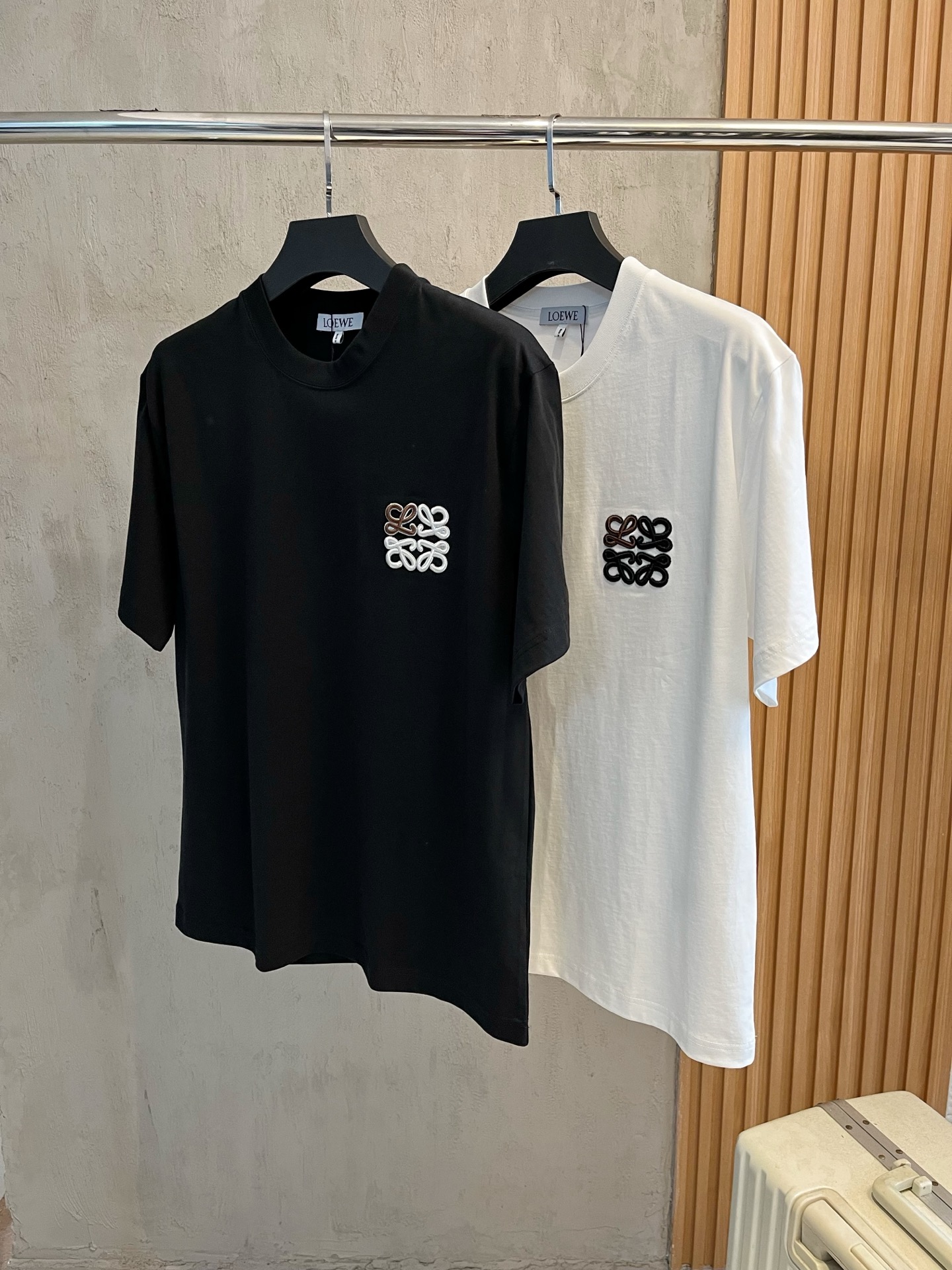 NO:127399,High-version Luo Yiwei 2025 new classic round neck short sleeves, fashionable and versatile classic elements to create exquisite craftsmanship counter fabrics, top-level elements to create, classic short sleeves 3 standards complete, trendy men's fashion, whether it is the comfort of the upper body or it is an incomparable existence, a must-have for male gods. Code number XS-XL, loewe, T-shirt, alexander wang19860909高版本 罗意威 2025新款经典圆领短袖,时尚百搭经典元素打造精致工艺专柜面料,顶级元素融合打造,经典短袖3标齐全,潮男时尚,无论是上身舒适度还是都是无可比拟的存在,男神必备.码数XS-XL,,loewe,T-shirt,alexander wang,Men's clothing