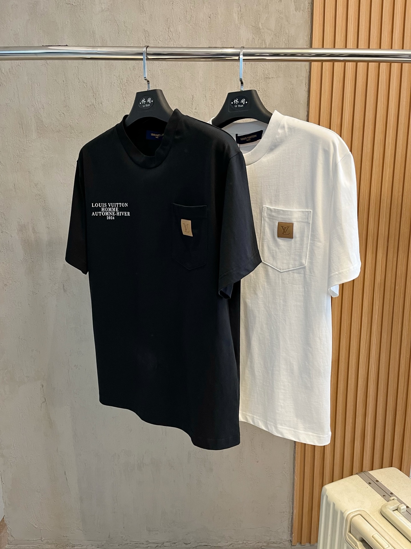 NO:127402,High-version Lv Louis Vuitton 2025 new classic round neck short sleeves, fashionable and versatile classic elements create exquisite craftsmanship counter fabrics, top-level elements are fusion, classic short sleeves 3 standards are complete, trendy men's fashion, whether it is the comfort of the upper body or it is an incomparable existence, a must-have for male gods. Code number XS-XL,,louis vuitton,louis vuitton,T-shirt,alexander wang19860909高版本 Lv 路易威登 2025新款经典圆领短袖,时尚百搭经典元素打造精致工艺专柜面料,顶级元素融合打造,经典短袖3标齐全,潮男时尚,无论是上身舒适度还是都是无可比拟的存在,男神必备.码数XS-XL,,louis vuitton,louis vuitton,T-shirt,alexander wang,Men's clothing