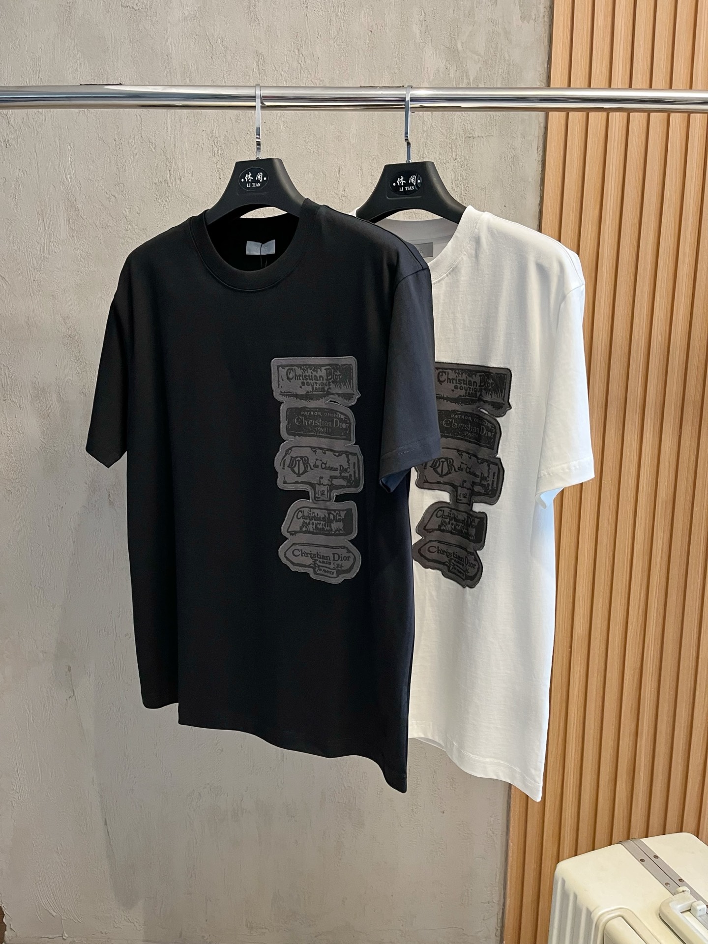 NO:124807,Dior 25ss new short-sleeved short-sleeved, the latest brand classic LOGO pattern, high-standard customization, the upper body is very stylish, the customer-supplied high-end 240g pure cotton fabric has a very delicate texture, exquisite details and exquisite craftsmanship, and a very high shaping item, which can be matched with any fashion, the style is super good and trendy must-have for men. Size XS-L, dior, T-shirt, alexander wang19860909Dior 25ss新款短袖,最新品牌经典LOGO图案,高标准定制,上身非常有型,客供进口高档240克纯棉面料质感非常细腻,细节工艺精湛考究,塑造性极高的一款单品,任何时装都可以搭配,版型超级好潮男必备单品 尺码XS-L,,dior,T-shirt,alexander wang,Men's clothing