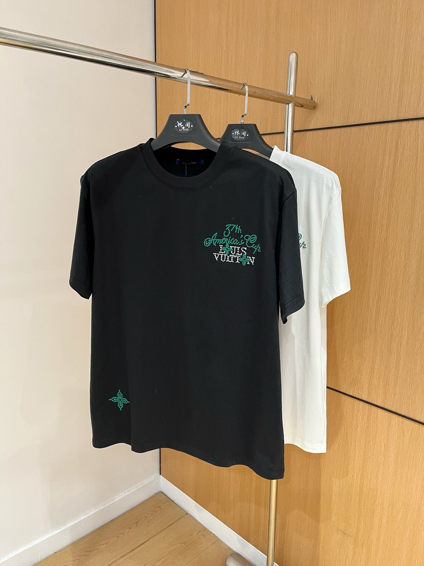 NO:124811,LV 25ss new short-sleeved short-sleeved, the latest brand classic LOGO pattern, high-standard customization, the upper body is very stylish, the customer-supplied high-end 240g pure cotton fabric has a very delicate texture, exquisite details and exquisite craftsmanship, and a very high shaping item, which can be matched with any fashion, the style is super good and trendy must-have for men Size XS-L,,louis vuitton,T-shirt,alexander wang19860909LV 25ss新款短袖,最新品牌经典LOGO图案,高标准定制,上身非常有型,客供进口高档240克纯棉面料质感非常细腻,细节工艺精湛考究,塑造性极高的一款单品,任何时装都可以搭配,版型超级好潮男必备单品 尺码XS-L,,louis vuitton,T-shirt,alexander wang,Men's clothing