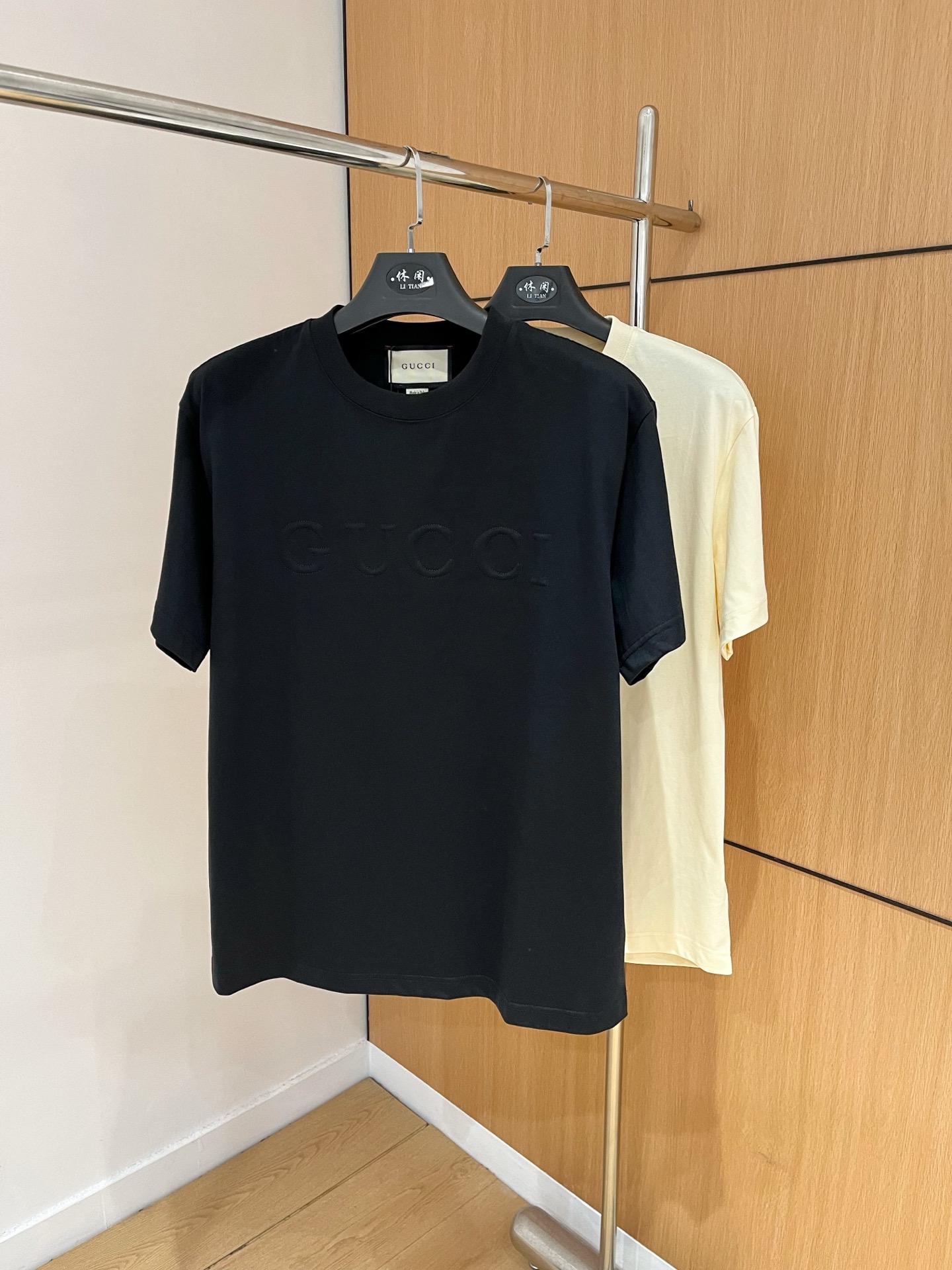 NO:124803,Gucci 25ss new short-sleeved style, the latest brand classic LOGO pattern, high-standard customization, the upper body is very stylish, the customer-supplied high-end 240g pure cotton fabric has a very delicate texture, exquisite details and exquisite craftsmanship, and a very high shaping item, which can be matched with any fashion, the style is super good and trendy must-have for men. Size XS-L, gucci, T-shirt, alexander wang19860909Gucci 25ss新款短袖,最新品牌经典LOGO图案,高标准定制,上身非常有型,客供进口高档240克纯棉面料质感非常细腻,细节工艺精湛考究,塑造性极高的一款单品,任何时装都可以搭配,版型超级好潮男必备单品 尺码XS-L,,gucci,T-shirt,alexander wang,Men's clothing