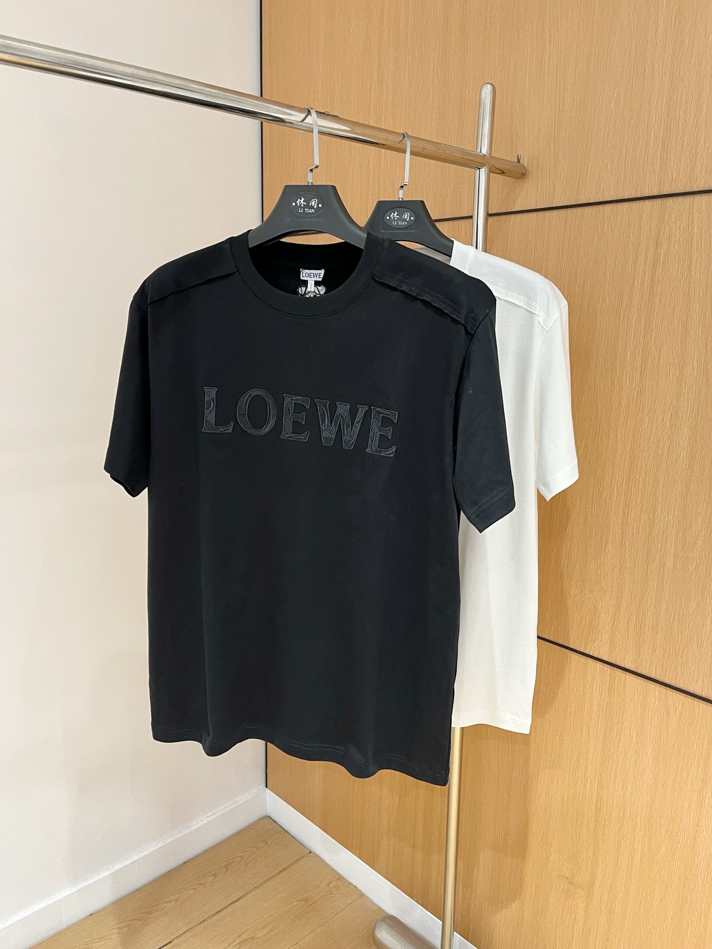 NO:124805,Loewe 25ss new short-sleeved short-sleeved, the latest brand classic LOGO pattern, high-standard customization, the upper body is very stylish, the customer-supplied high-end 240g pure cotton fabric has a very delicate texture, exquisite details and exquisite craftsmanship, and a very high shaping item, which can be matched with any fashion, the style is super good and trendy must-have for men. Size XS-L,,loewe, T-shirt,alexander wang19860909Loewe 25ss新款短袖,最新品牌经典LOGO图案,高标准定制,上身非常有型,客供进口高档240克纯棉面料质感非常细腻,细节工艺精湛考究,塑造性极高的一款单品,任何时装都可以搭配,版型超级好潮男必备单品 尺码XS-L,,loewe,T-shirt,alexander wang,Men's clothing