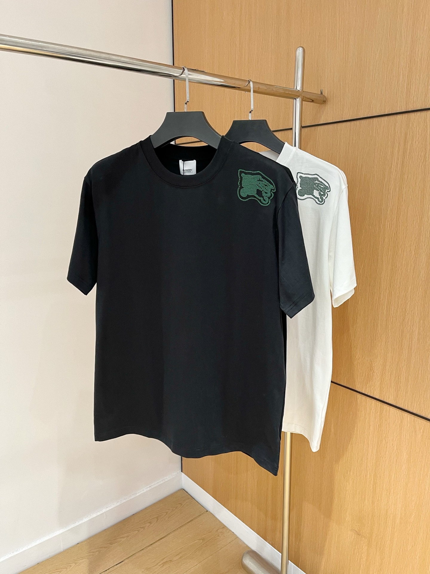 NO:124809,BBR 25ss new short-sleeved short-sleeved, the latest brand classic LOGO pattern, high-standard customization, the upper body is very stylish, the customer-supplied high-end 240g pure cotton fabric has a very delicate texture, exquisite details and exquisite craftsmanship, and a very high shaping item, which can be matched with any fashion, the style is super good and trendy must-have for men. Size XS-L, T-shirt, alexander wang19860909BBR 25ss新款短袖,最新品牌经典LOGO图案,高标准定制,上身非常有型,客供进口高档240克纯棉面料质感非常细腻,细节工艺精湛考究,塑造性极高的一款单品,任何时装都可以搭配,版型超级好潮男必备单品 尺码XS-L,,T-shirt,alexander wang,Men's clothing