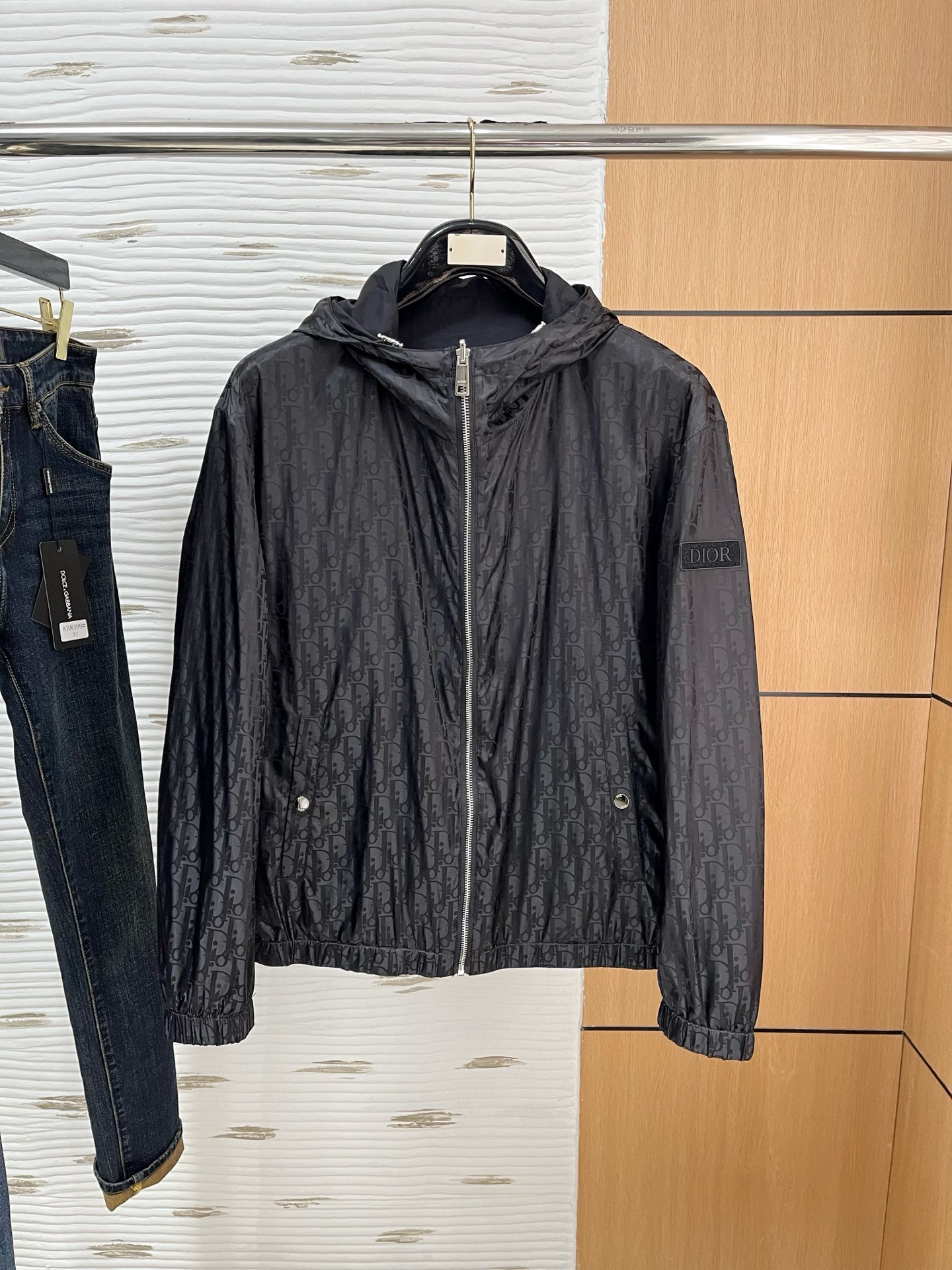 NO:125593,Dior. Double-sided jacket is the same as the official website, with three specifications complete!  2025 spring and summer new men's jacket, fashionable and casual high-end version!  Customized fabrics for counters are breathable and comfortable, with impeccable details, and the brand element design concept reflects high quality. The feel is delicate and soft!  It is casually cut, with a great upper body style!  Code number M-3Xl.,,dior,jackets & coats,jackets & coats,alexander wang19860909迪奥.双面夹克 官网同款,三标齐全！2025春夏新款男士夹克外套,时尚休闲高端版本！专柜定制面料 透气舒适度高,细节无可挑剔,品牌元素设计理念,体现高品质.手感细腻柔软！呈现休闲裁剪,上身版型超赞！码数M-3Xl .,,dior,jackets & coats,jackets & coats,alexander wang,Men's clothing