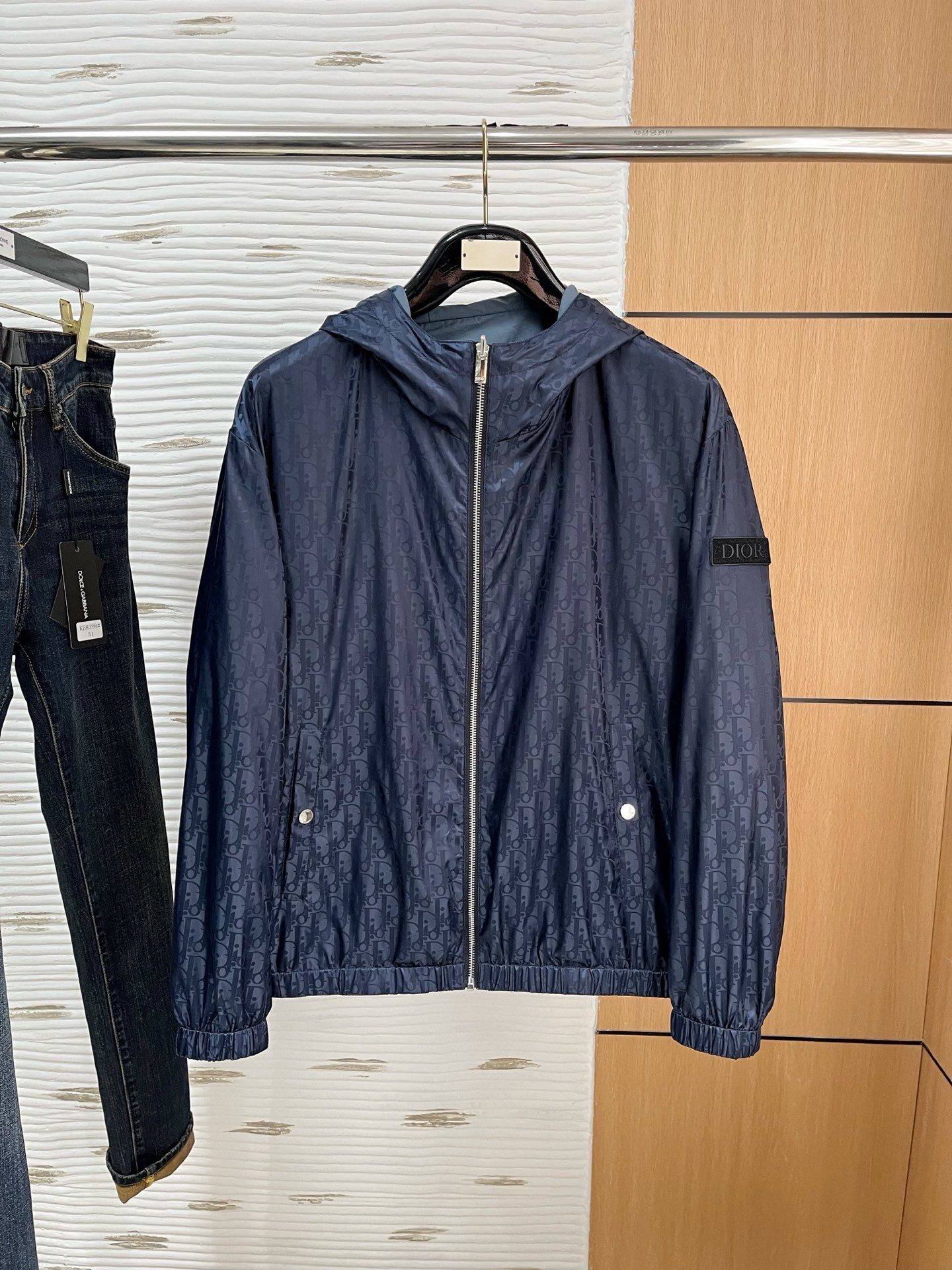 NO:125595,New .Dio. Double-sided jacket is the same as the official website, with complete three standards!  2025 spring and summer new men's jacket, fashionable and casual high-end version!  Customized fabrics for counters are breathable and comfortable, with impeccable details, and the brand element design concept reflects high quality. The feel is delicate and soft!  It is casually cut, with a great upper body style!  Code number M-3Xl.,,dior,jackets & coats,jackets & coats,alexander wang19860909上新 .迪奥.双面夹克 官网同款,三标齐全！2025春夏新款男士夹克外套,时尚休闲高端版本！专柜定制面料 透气舒适度高,细节无可挑剔,品牌元素设计理念,体现高品质.手感细腻柔软！呈现休闲裁剪,上身版型超赞！码数M-3Xl .,,dior,jackets & coats,jackets & coats,alexander wang,Men's clothing