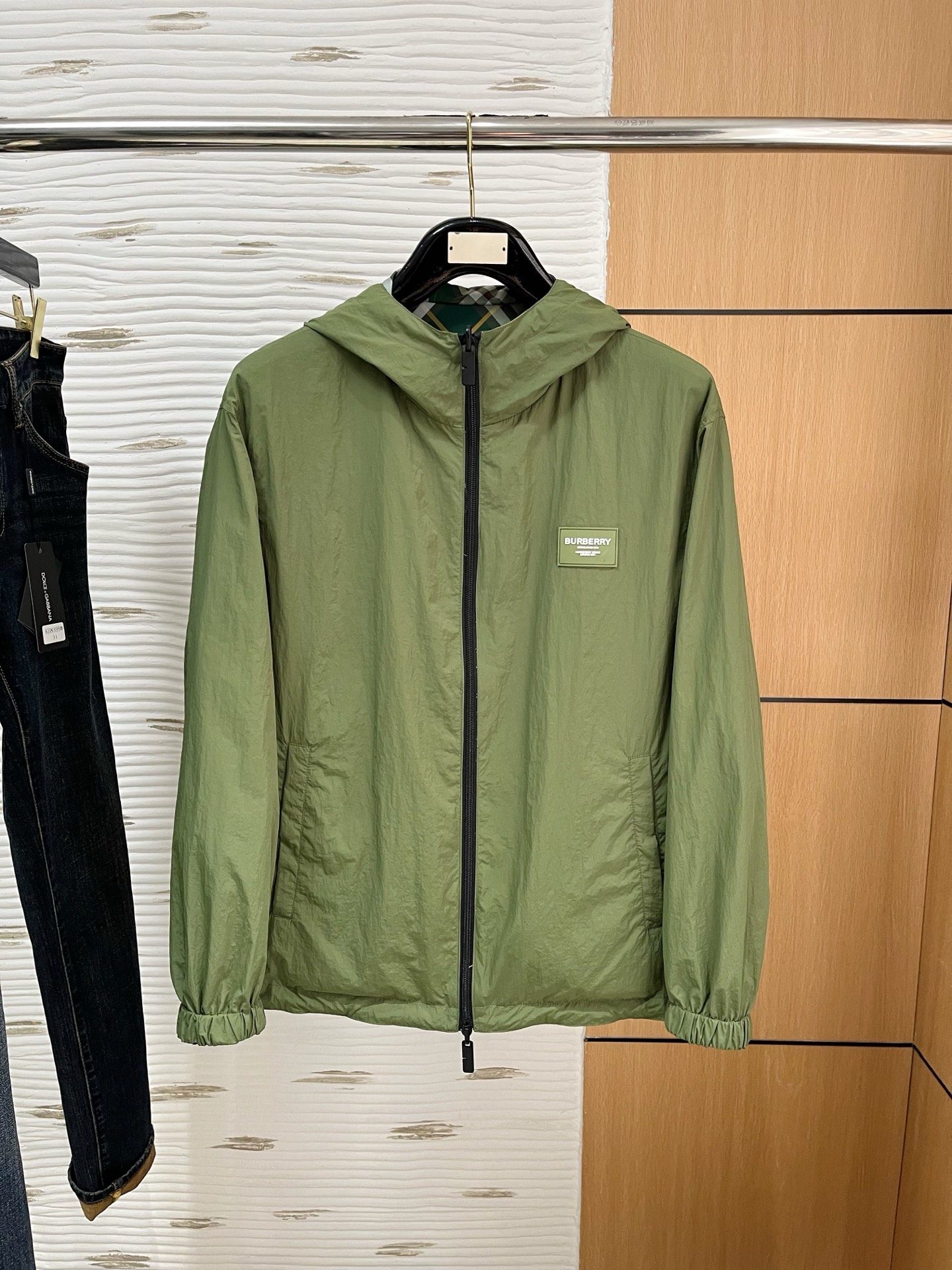 NO:125597,New . Burberry. The same style on the official website, complete with three standards!  2025 spring and summer new men's jacket, fashionable and casual high-end version!  Customized fabrics for counters are breathable and comfortable, with impeccable details, and the brand element design concept reflects high quality. The feel is delicate and soft!  It is casually cut, with a great upper body style!  Code number M-3Xl.,,burberry,jackets & coats,jackets & coats,alexander wang19860909上新 .巴宝莉.官网同款,三标齐全！2025春夏新款男士夹克外套,时尚休闲高端版本！专柜定制面料 透气舒适度高,细节无可挑剔,品牌元素设计理念,体现高品质.手感细腻柔软！呈现休闲裁剪,上身版型超赞！码数M-3Xl .,,burberry,jackets & coats,jackets & coats,alexander wang,Men's clothing