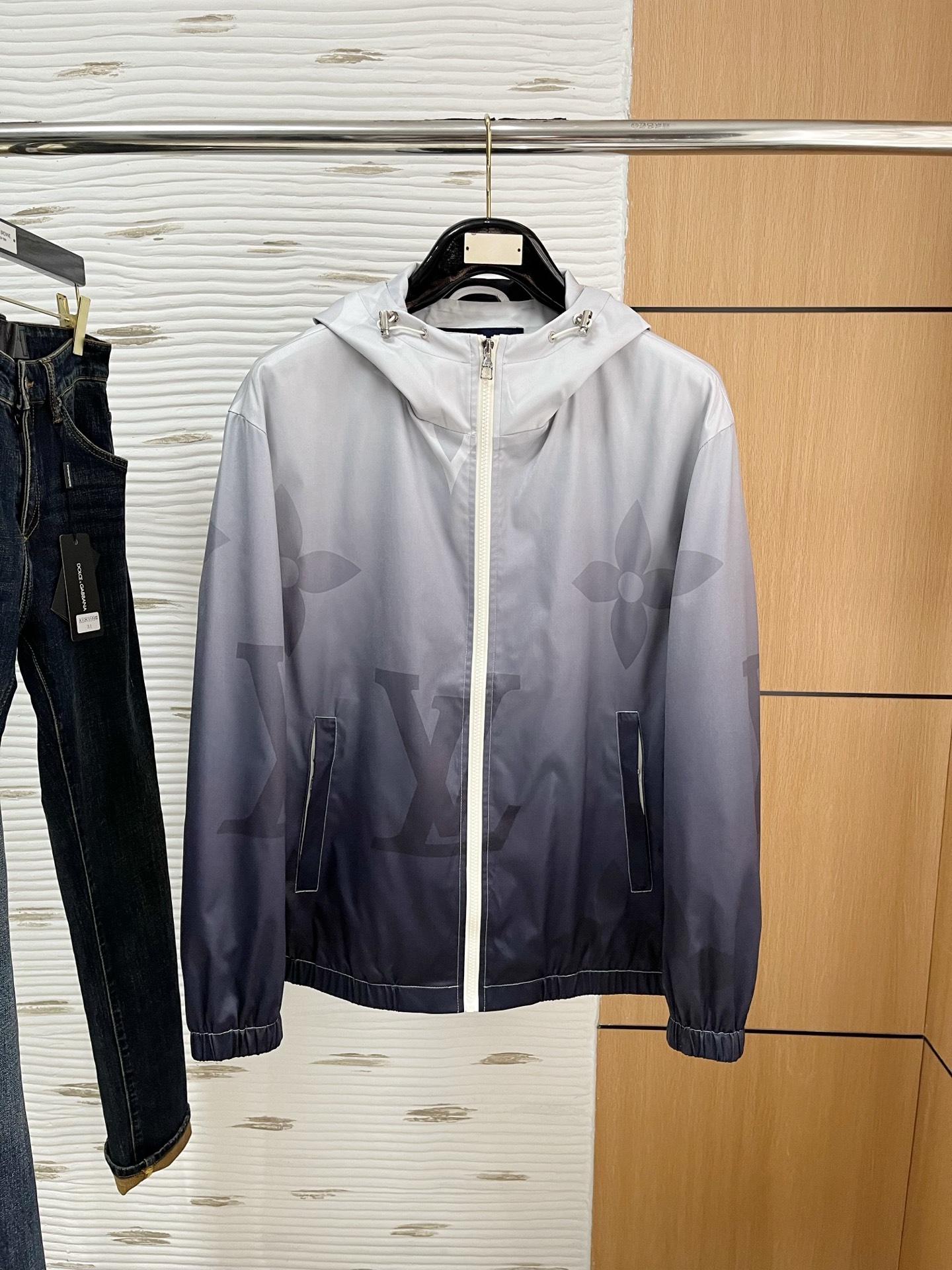 NO:125603,New .lv. The same model on the official website, complete with three standards!  2025 spring and summer new men's jacket, fashionable and casual high-end version!  Customized fabrics for counters are breathable and comfortable, with impeccable details, and the brand element design concept reflects high quality. The feel is delicate and soft!  It is casually cut, with a great upper body style!  Code number M-3Xl.,,louis vuitton,jackets & coats,jackets & coats,alexander wang19860909上新 .lv.官网同款,三标齐全！2025春夏新款男士夹克外套,时尚休闲高端版本！专柜定制面料 透气舒适度高,细节无可挑剔,品牌元素设计理念,体现高品质.手感细腻柔软！呈现休闲裁剪,上身版型超赞！码数M-3Xl .,,louis vuitton,jackets & coats,jackets & coats,alexander wang,Men's clothing