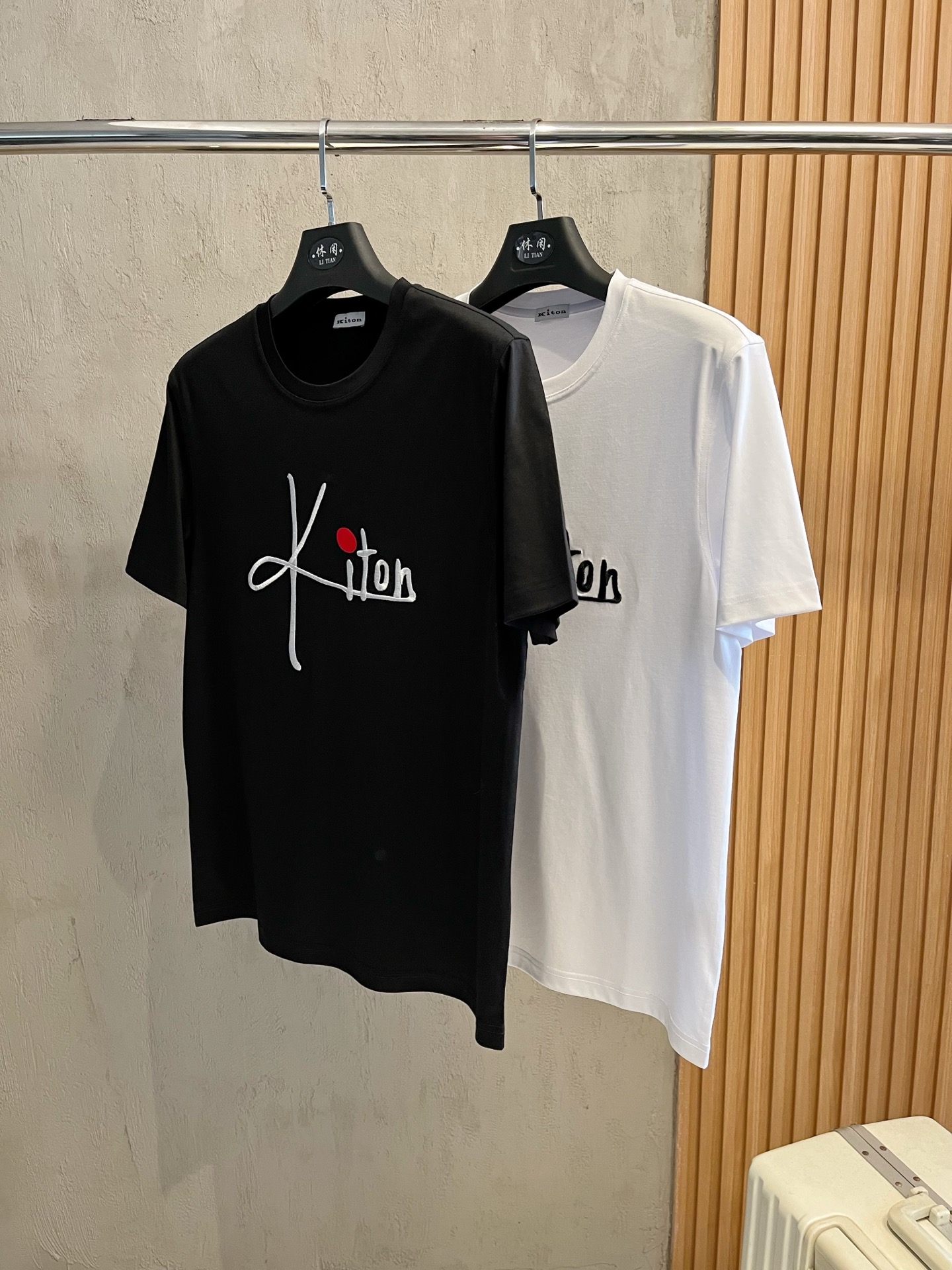 NO:126257,Kiton High Quality Spring and Summer 2025 Cabinets on sale!  Logo printed round neck short-sleeved T-shirt with exquisite brand embellishment Combined tailoring The neckline is slightly fitting the upper body of the neck, the fabric is made of high-stretch double-sided mercerated cotton texture, comfortable to touch, skin-friendly upper body, breathable, and has a good sense of crispness. Full-quality order Color Black White Number of code M-3XL Try on 172-148 wearing L slim feel, T-shirt,tees, t-shirt,alexander wang19860909kiton 高品质 2025春夏 柜在售！ 标志印花圆领短袖T恤衫 品牌精致章仔点缀 合体的剪裁 领口微微贴合颈部上身时尚 面料采用高支双面丝光棉质地 手感舒适,上身亲肤 透气 又有很好的挺括感 全品相的订单 颜色 黑色 白色 码数M-3XL 试穿172-148穿L修身感,,T-shirt,tees，t-shirt,alexander wang,Men's clothing