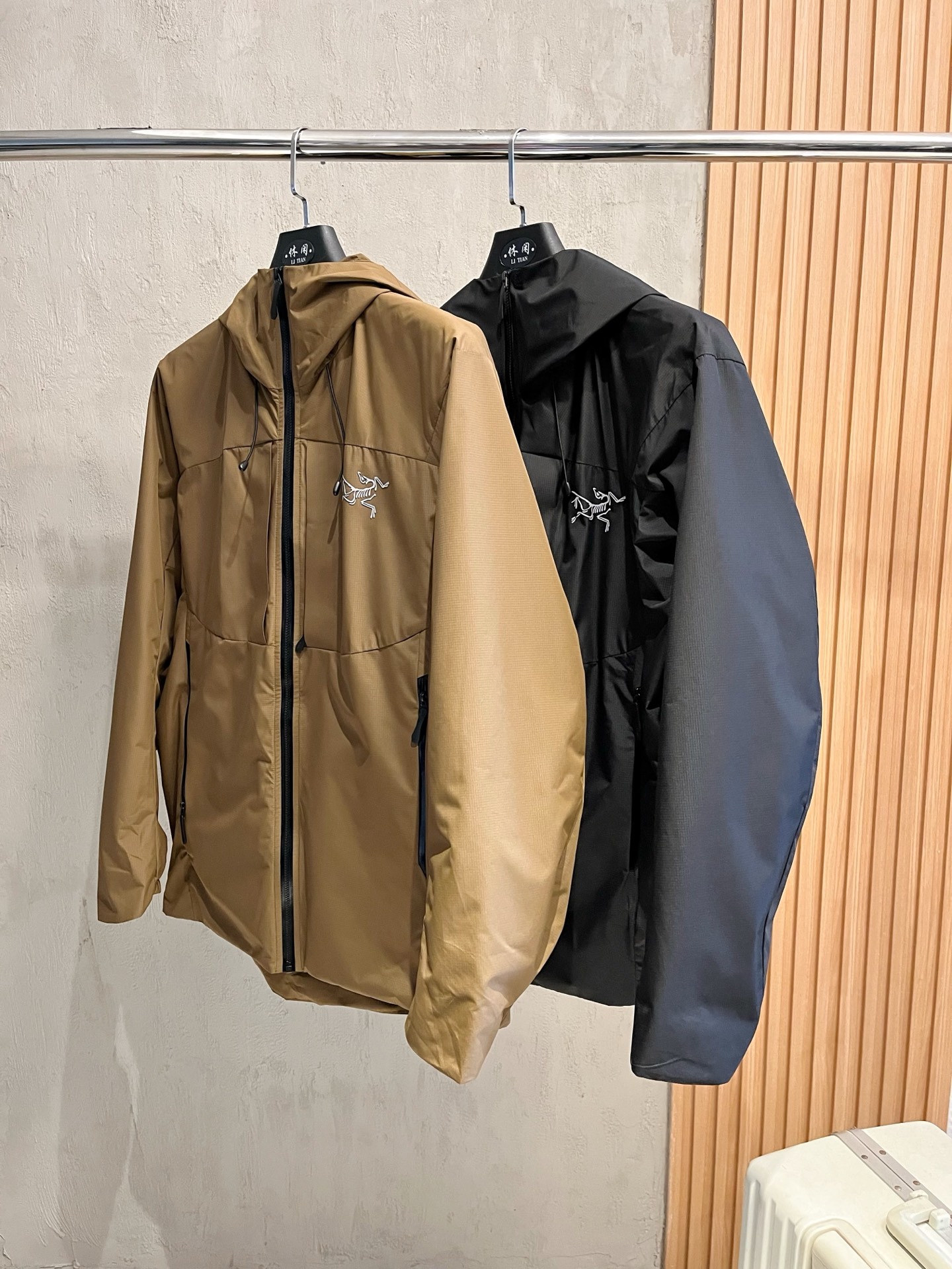 NO:133830,New spring product ARC’TERYX* new light and hard shell jacket for Archaeopteryx, versatile outdoor style for men and women, using original GORE-TEX technology fabric, all details and accessories are synchronized, gtx material is tightly protected from wind!  It is not easy to get dirty, and it is worry-free to take care of it!  This style is very good, with a large front piece and a pocket glue-pressure design. The workmanship is quite neat. You can't find a thread splicing, and it looks very high-end and high-end. It is equipped with original pull-outs and has an adjustment buckle on the hem, which is convenient for adjustment!  Size M-3XL, arc'teryx,alexander wang19860909开春新品 ARC’TERYX*始祖鸟新款轻薄硬壳冲锋衣 百搭户外男女同款 采用原厂GORE-TEX科技面料 细节辅料全部同步gtx材质严密防风！不易脏污,打理起来也很省心！这款版型上身很赞,大身前片,口袋压胶设计,做工相当工整,找不到一丝线头拼接,看上去就很高端上档次,客供原版拉头,下摆也有调节扣,方便调节！ 尺码M-3XL,arc'teryx,alexander wang,Men's clothing