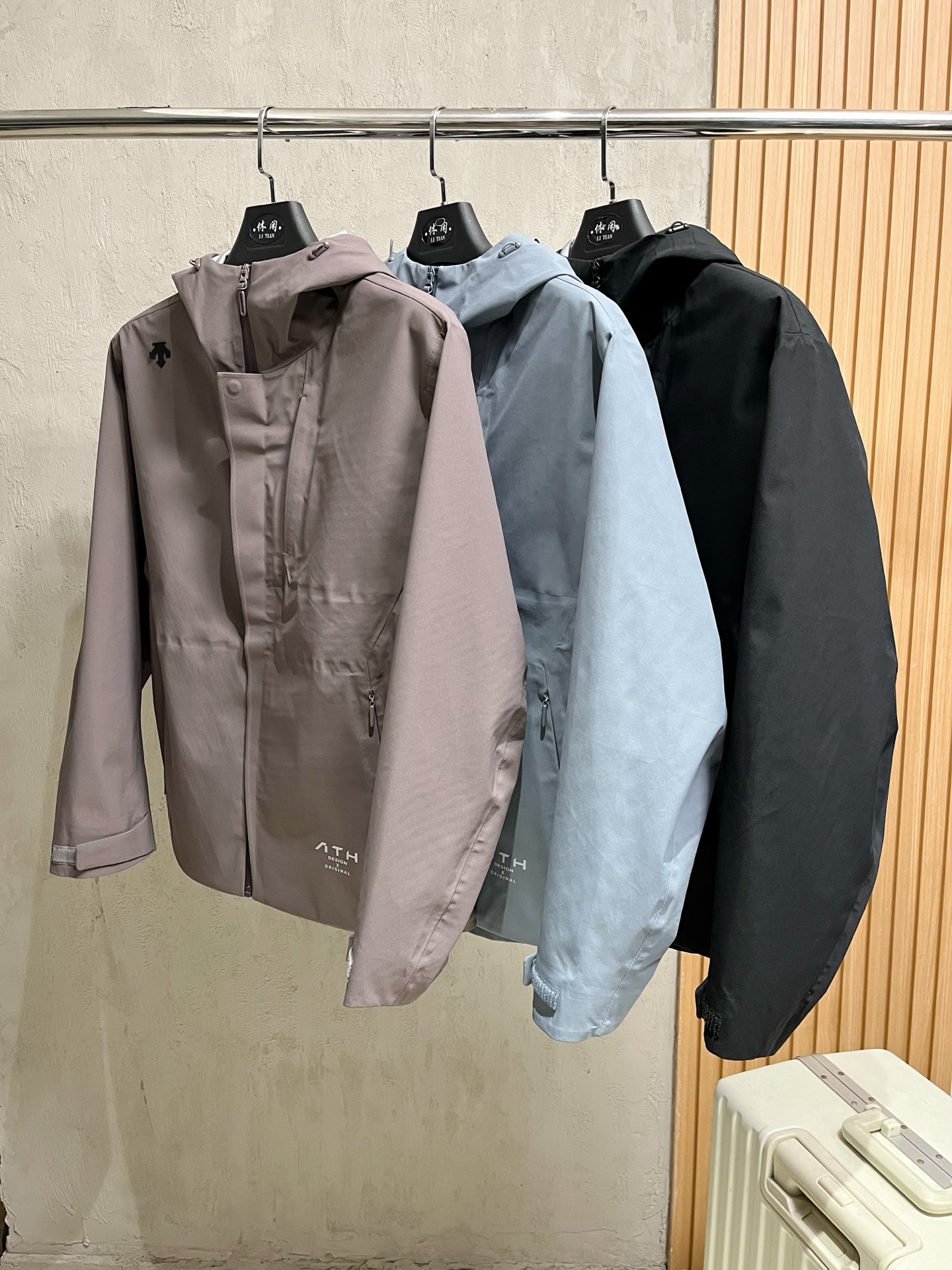 NO:133833,New spring products, DiSant, new light and hard shell jacket, versatile outdoor style for men and women, using original GORE-TEX technology fabric, all details and accessories are synchronized, and the gtx material is tightly protected from wind!  It is not easy to get dirty, and it is worry-free to take care of it!  This style is very good, with a large front piece and a pocket glue-pressure design. The workmanship is quite neat. You can't find a thread splicing, and it looks very high-end and high-end. It is equipped with original pull-outs and has an adjustment buckle on the hem, which is convenient for adjustment!  Size M-3XL, alexander wang19860909开春新品 迪桑特 新款轻薄硬壳冲锋衣 百搭户外男女同款 采用原厂GORE-TEX科技面料 细节辅料全部同步gtx材质严密防风！不易脏污,打理起来也很省心！这款版型上身很赞,大身前片,口袋压胶设计,做工相当工整,找不到一丝线头拼接,看上去就很高端上档次,客供原版拉头,下摆也有调节扣,方便调节！ 尺码M-3XL,,alexander wang,Men's clothing