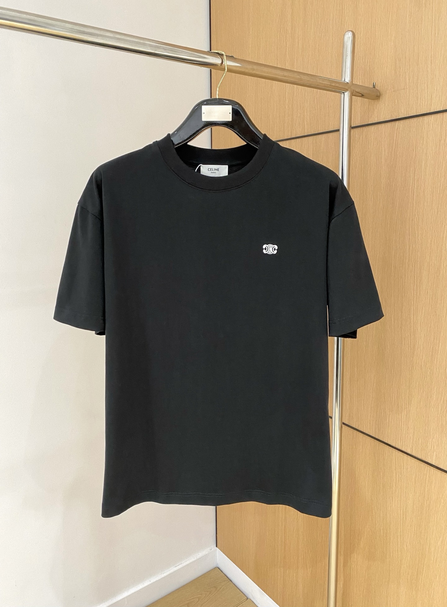 NO:127176,.CELINE ss Spring and Summer new style first-time counter latest short-sleeved round-neck T-shirt, high-end customization, avant-garde and fashionable design!  Brand logo heavy craft design, high-end customized 230g fabric, soft feel, comfortable to wear, exquisite counter-level car line, fine workmanship, invincible and handsome upper body effect!  A must-have item for handsome men!  Color black. White. S-2XL, celine, T-shirt,tees, t-shirt,alexander wang19860909.CELINE ss春夏新款首发专柜最新款短袖圆领T恤 高端订制 设计前卫时尚！品牌logo重工艺设计 高端定制230克面料.手感柔软.穿着舒适.专柜级别精致车线.做工精细.上身效果无敌帅气！型男必备单品！颜色黑色.白色.码数S-2XL,,celine,T-shirt,tees，t-shirt,alexander wang,Men's clothing