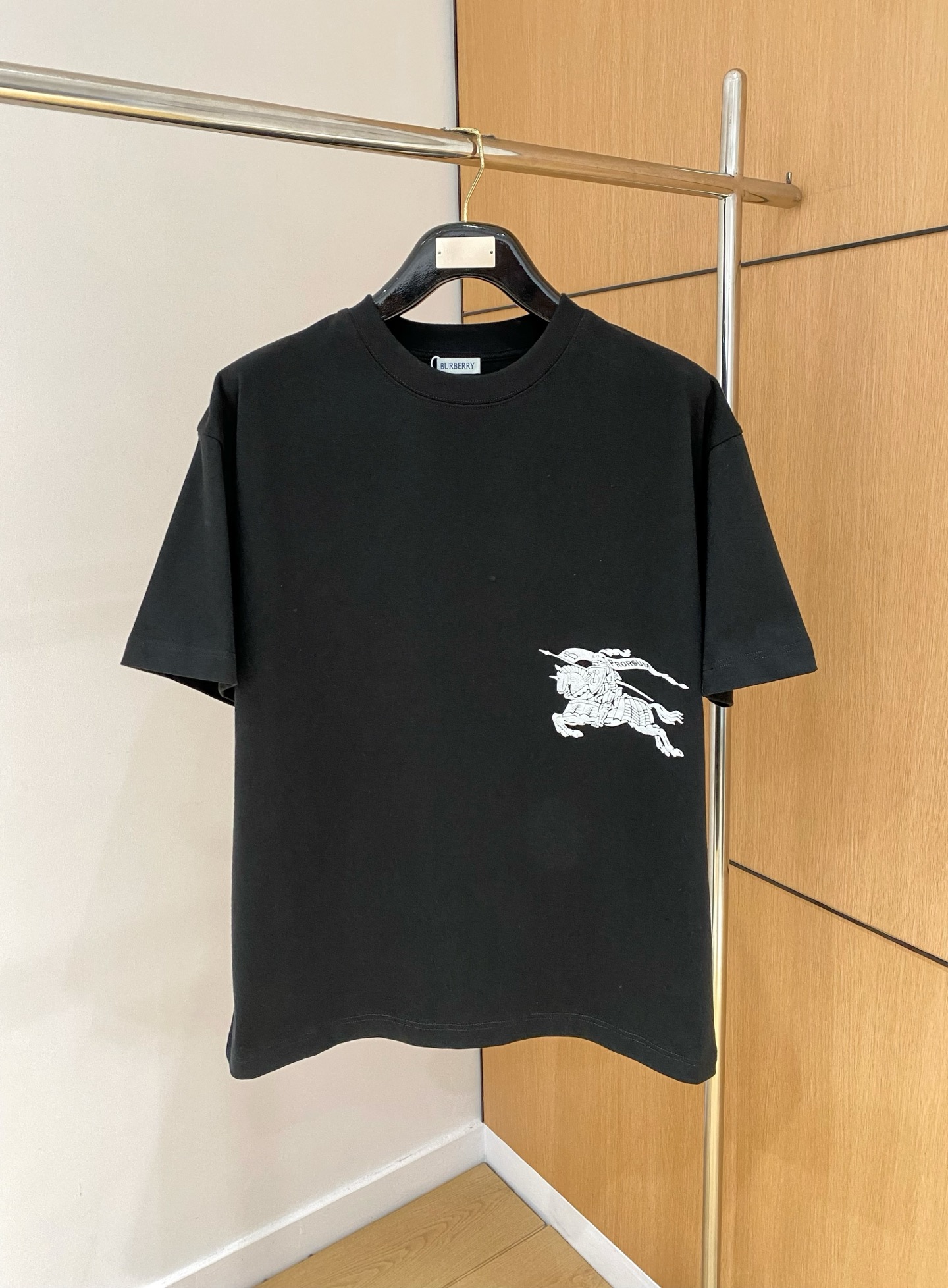 NO:127174,.Burberry SS Spring and Summer New First-Open Counter Latest Short-sleeved Round Neck T-shirt High-end Customized Design Avant-garde and Fashionable!  Brand logo heavy craft design, high-end customized 230g fabric, soft feel, comfortable to wear, exquisite counter-level car line, fine workmanship, invincible and handsome upper body effect!  A must-have item for handsome men!  Color black. White. S-2XL, burberry, T-shirt, tees, t-shirt, alexander wang19860909.巴宝莉 ss春夏新款首发专柜最新款短袖圆领T恤 高端订制 设计前卫时尚！品牌logo重工艺设计 高端定制230克面料.手感柔软.穿着舒适.专柜级别精致车线.做工精细.上身效果无敌帅气！型男必备单品！颜色黑色.白色.码数S-2XL,,burberry,T-shirt,tees，t-shirt,alexander wang,Men's clothing