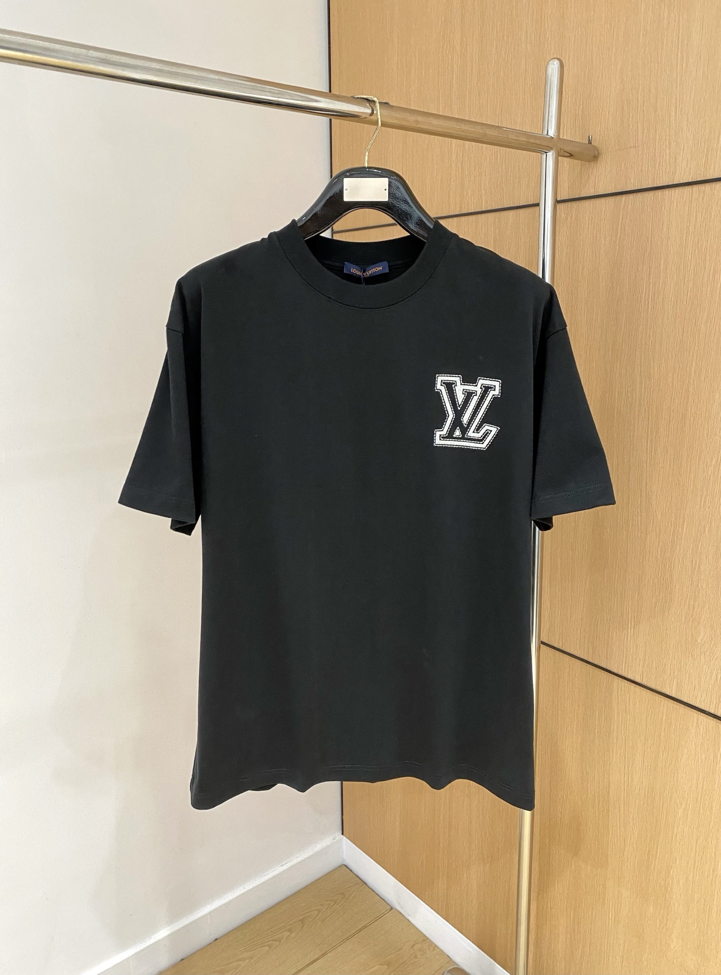 NO:127172,.lv ss Spring and Summer new style first-time counter latest short-sleeved round-neck T-shirt, high-end customization, avant-garde and fashionable design!  Brand logo heavy craft design, high-end customized 230g fabric, soft feel, comfortable to wear, exquisite counter-level car line, fine workmanship, invincible and handsome upper body effect!  A must-have item for handsome men!  Color black. White. S-2XL, louis vuitton, T-shirt,tees, t-shirt,alexander wang19860909.lv ss春夏新款首发专柜最新款短袖圆领T恤 高端订制 设计前卫时尚！品牌logo重工艺设计 高端定制230克面料.手感柔软.穿着舒适.专柜级别精致车线.做工精细.上身效果无敌帅气！型男必备单品！颜色黑色.白色.码数S-2XL,,louis vuitton,T-shirt,tees，t-shirt,alexander wang,Men's clothing