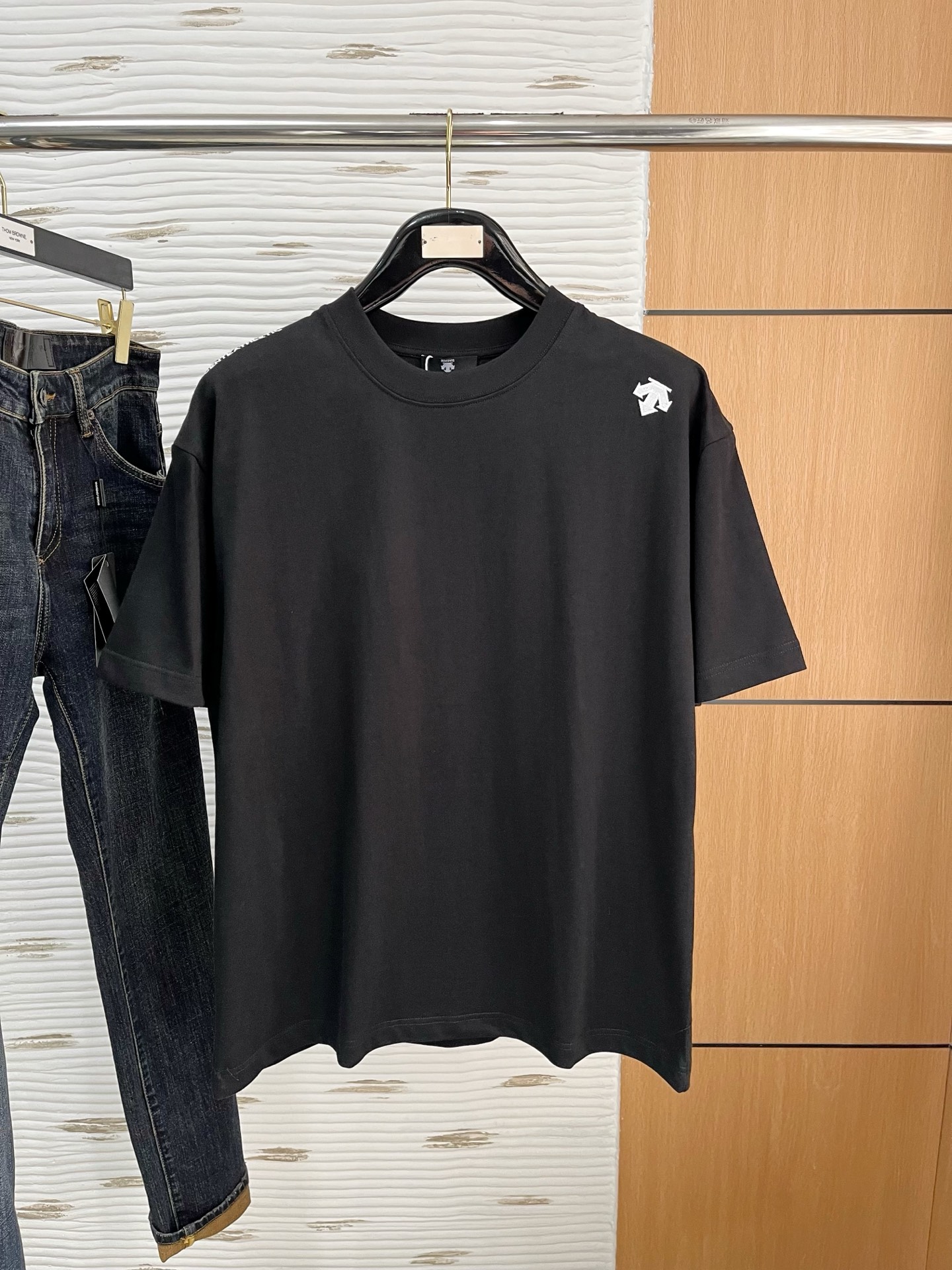 NO:130883,.Dijia 2025SS new first-time counter latest short-sleeved round-neck T-shirt, high-end customization, avant-garde and fashionable design!  Brand logo heavy craft design, high-end customized 250g fabric, soft feel, comfortable to wear, exquisite counter-level car line, fine workmanship, invincible and handsome upper body effect!  A must-have item for handsome men!  Color black. White. S-2XL 10,,dior,T-shirt,tees,t-shirt,alexander wang19860909.迪家 2025SS新款首发专柜最新款短袖圆领T恤 高端订制 设计前卫时尚！品牌logo重工艺设计 高端定制250克面料.手感柔软.穿着舒适.专柜级别精致车线.做工精细.上身效果无敌帅气！型男必备单品！颜色黑色.白色.码数S-2XL 10,,dior,T-shirt,tees，t-shirt,alexander wang,Men's clothing