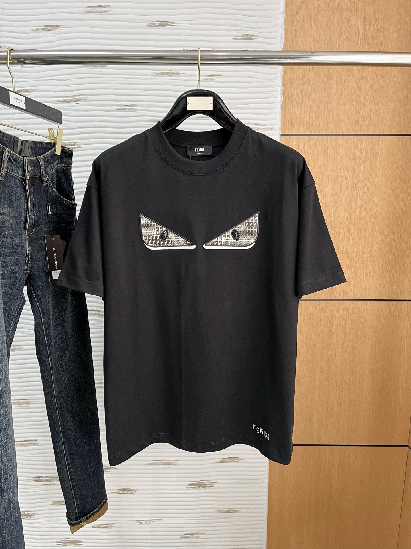 NO:130880,.FD 2025SS new first-time counter latest short-sleeved round-neck T-shirt, high-end customization, avant-garde and fashionable design!  Brand logo heavy craft design, high-end customized 250g fabric, soft feel, comfortable to wear, exquisite counter-level car line, fine workmanship, invincible and handsome upper body effect!  A must-have item for handsome men!  Color black. White. S-2XL FD 10, T-shirt,tees, t-shirt,alexander wang19860909.FD 2025SS新款首发专柜最新款短袖圆领T恤 高端订制 设计前卫时尚！品牌logo重工艺设计 高端定制250克面料.手感柔软.穿着舒适.专柜级别精致车线.做工精细.上身效果无敌帅气！型男必备单品！颜色黑色.白色.码数S-2XL FD 10,,T-shirt,tees，t-shirt,alexander wang,Men's clothing