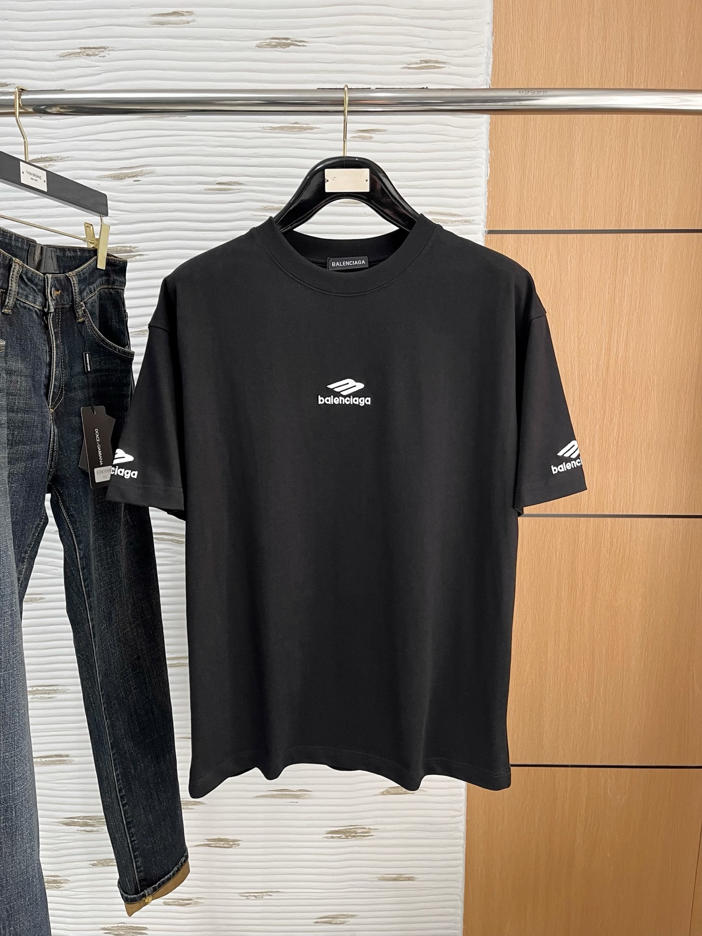 NO:130877,.Paris 2025SS new first-time counter latest short-sleeved round-neck T-shirt, high-end customization, avant-garde and fashionable design!  Brand logo heavy craft design, high-end customized 250g fabric, soft feel, comfortable to wear, exquisite counter-level car line, fine workmanship, invincible and handsome upper body effect!  A must-have item for handsome men!  Color black. White. S-2XL 10, T-shirt,tees, t-shirt,alexander wang19860909.巴黎 2025SS新款首发专柜最新款短袖圆领T恤 高端订制 设计前卫时尚！品牌logo重工艺设计 高端定制250克面料.手感柔软.穿着舒适.专柜级别精致车线.做工精细.上身效果无敌帅气！型男必备单品！颜色黑色.白色.码数S-2XL 10,,T-shirt,tees，t-shirt,alexander wang,Men's clothing