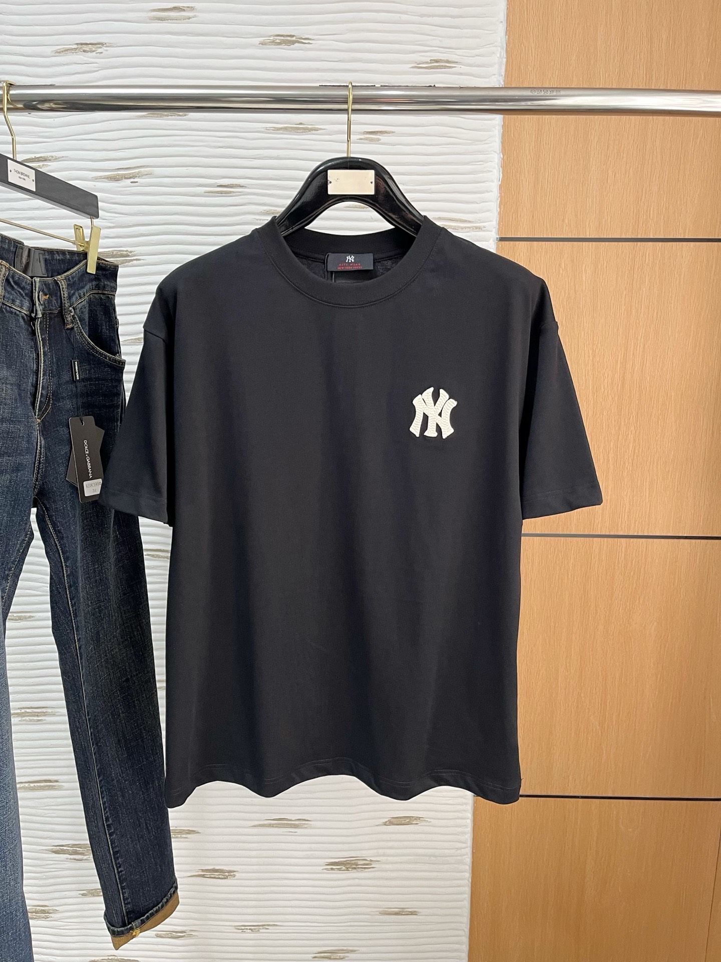 NO:130875,.N Home 2025SS new first-time counter latest short-sleeved round-neck T-shirt, high-end customization, avant-garde and fashionable design!  Brand logo heavy craft design, high-end customized 250g fabric, soft feel, comfortable to wear, exquisite counter-level car line, fine workmanship, invincible and handsome upper body effect!  A must-have item for handsome men!  Color black. White. S-2XL 10, T-shirt,tees, t-shirt,alexander wang19860909.N家 2025SS新款首发专柜最新款短袖圆领T恤 高端订制 设计前卫时尚！品牌logo重工艺设计 高端定制250克面料.手感柔软.穿着舒适.专柜级别精致车线.做工精细.上身效果无敌帅气！型男必备单品！颜色黑色.白色.码数S-2XL 10,,T-shirt,tees，t-shirt,alexander wang,Men's clothing
