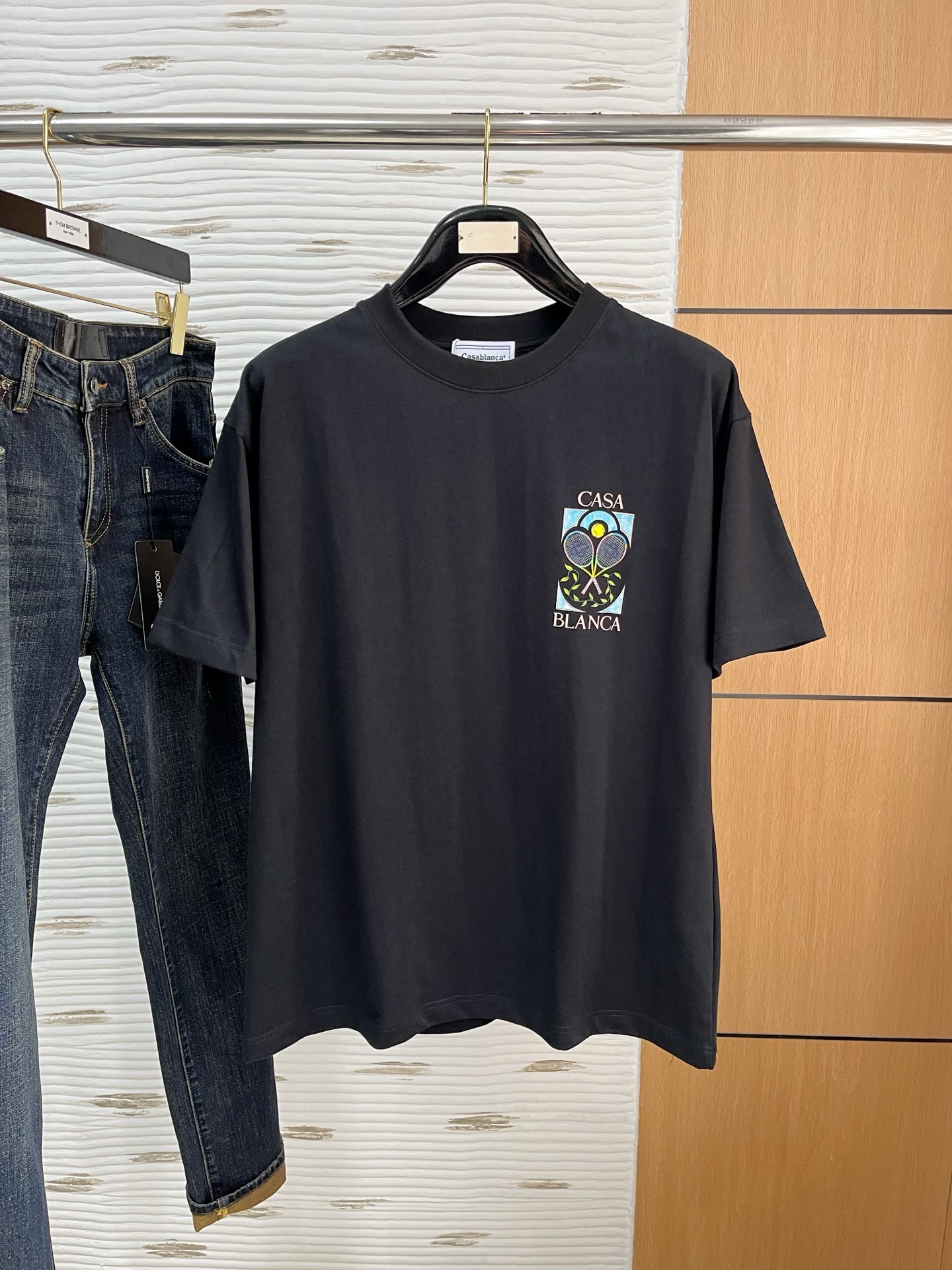 NO:130874,.CASA 2025SS new first-time counter latest short-sleeved round-neck T-shirt, high-end customization, avant-garde and fashionable design!  Brand logo heavy craft design, high-end customized 250g fabric, soft feel, comfortable to wear, exquisite counter-level car line, fine workmanship, invincible and handsome upper body effect!  A must-have item for handsome men!  Color black. White. S-2XL 10, T-shirt,tees, t-shirt,alexander wang19860909.CASA 2025SS新款首发专柜最新款短袖圆领T恤 高端订制 设计前卫时尚！品牌logo重工艺设计 高端定制250克面料.手感柔软.穿着舒适.专柜级别精致车线.做工精细.上身效果无敌帅气！型男必备单品！颜色黑色.白色.码数S-2XL 10,,T-shirt,tees，t-shirt,alexander wang,Men's clothing