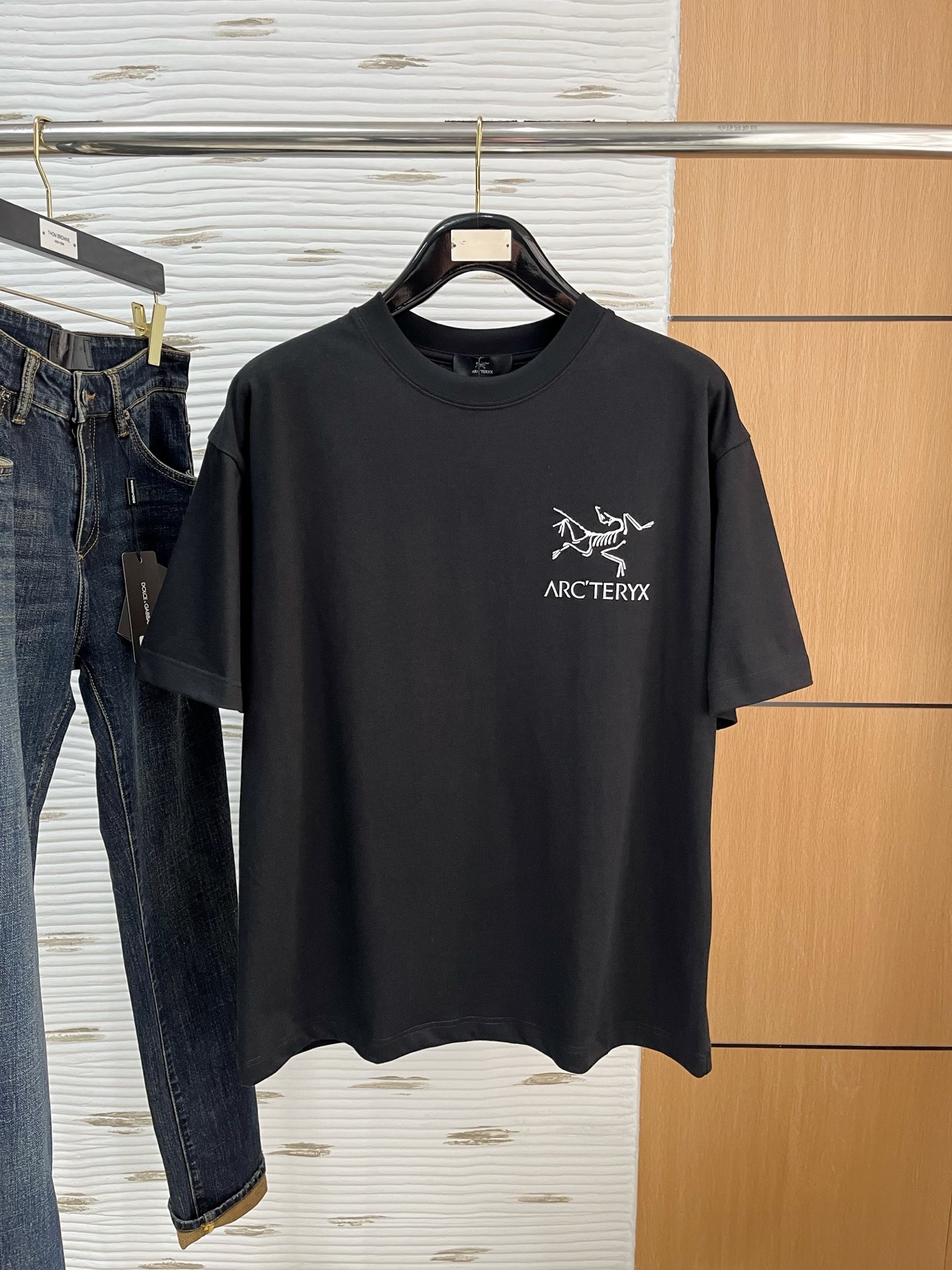 NO:130873,.Bird 2025SS new first-time counter latest short-sleeved round-neck T-shirt, high-end customization, avant-garde and fashionable design!  Brand logo heavy craft design, high-end customized 250g fabric, soft feel, comfortable to wear, exquisite counter-level car line, fine workmanship, invincible and handsome upper body effect!  A must-have item for handsome men!  Color black. White. S-2XL 10, T-shirt,tees, t-shirt,alexander wang19860909.鸟 2025SS新款首发专柜最新款短袖圆领T恤 高端订制 设计前卫时尚！品牌logo重工艺设计 高端定制250克面料.手感柔软.穿着舒适.专柜级别精致车线.做工精细.上身效果无敌帅气！型男必备单品！颜色黑色.白色.码数S-2XL 10,,T-shirt,tees，t-shirt,alexander wang,Men's clothing