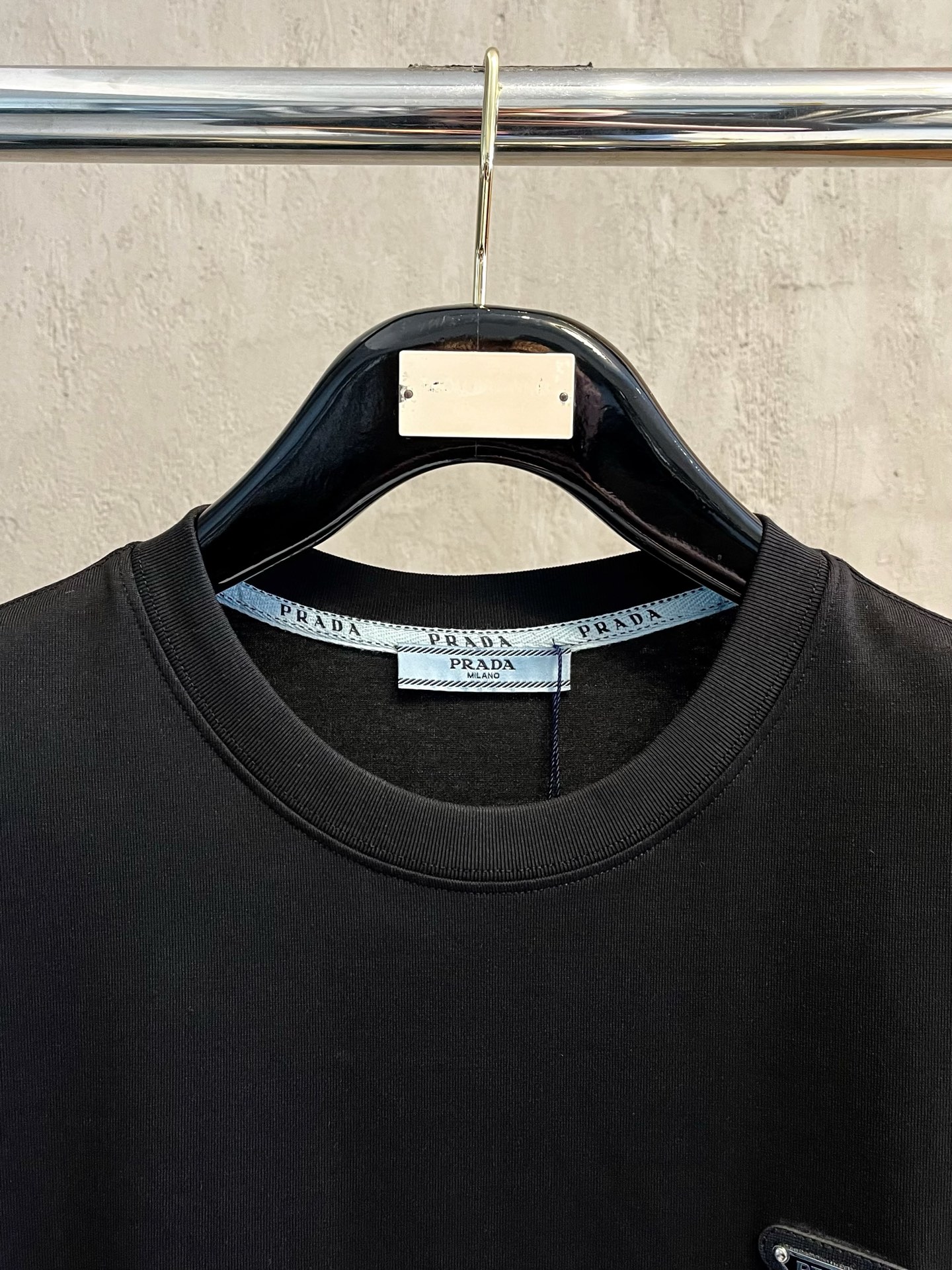  普拉达 2025春夏新款 字母logo圆领短袖t恤，春夏休闲穿搭必不可少，原版纯棉面料。完完全全体现在