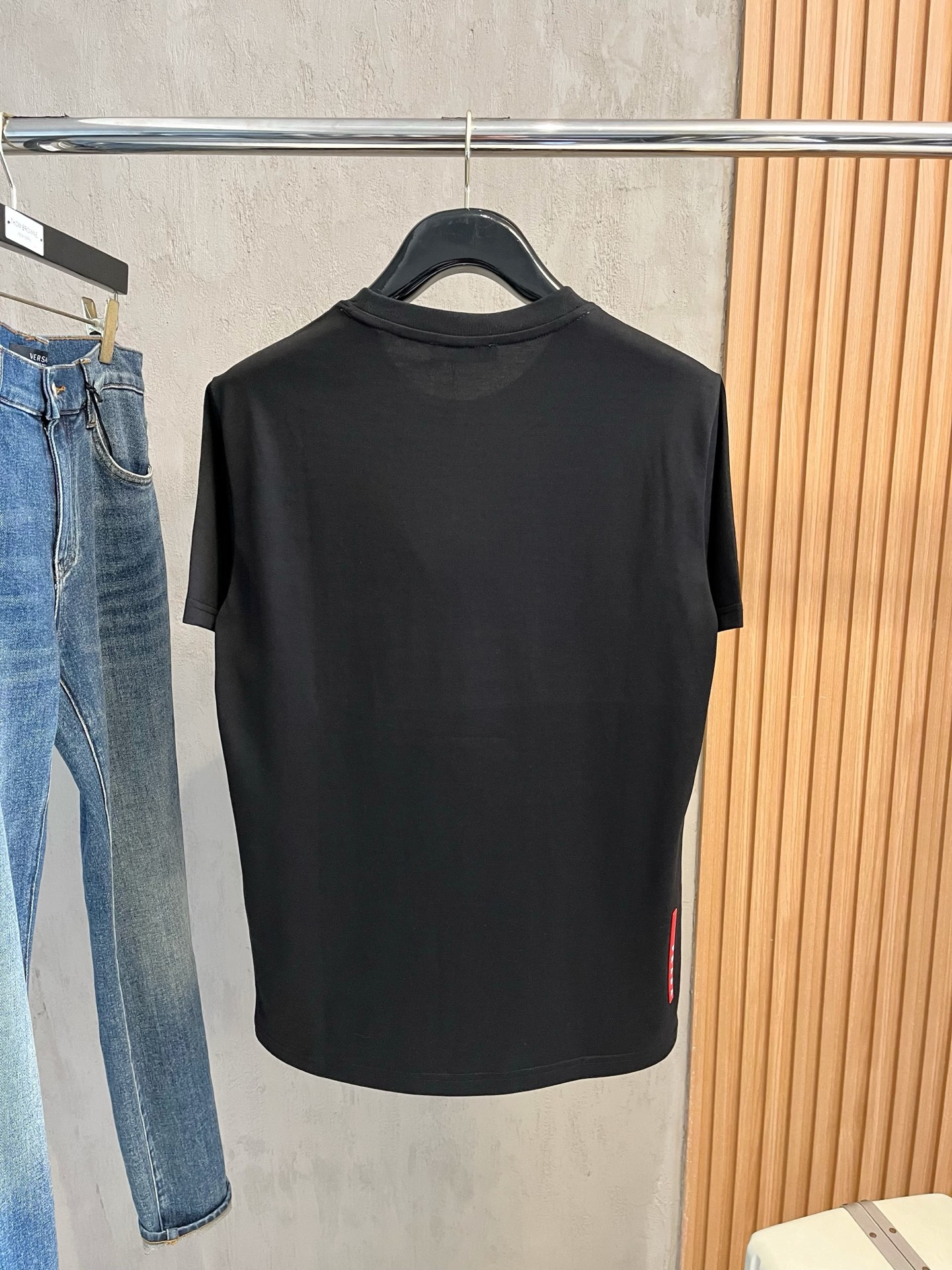  普拉达 2025春夏新款 字母logo圆领短袖t恤，春夏休闲穿搭必不可少，原版纯棉面料。完完全全体现在