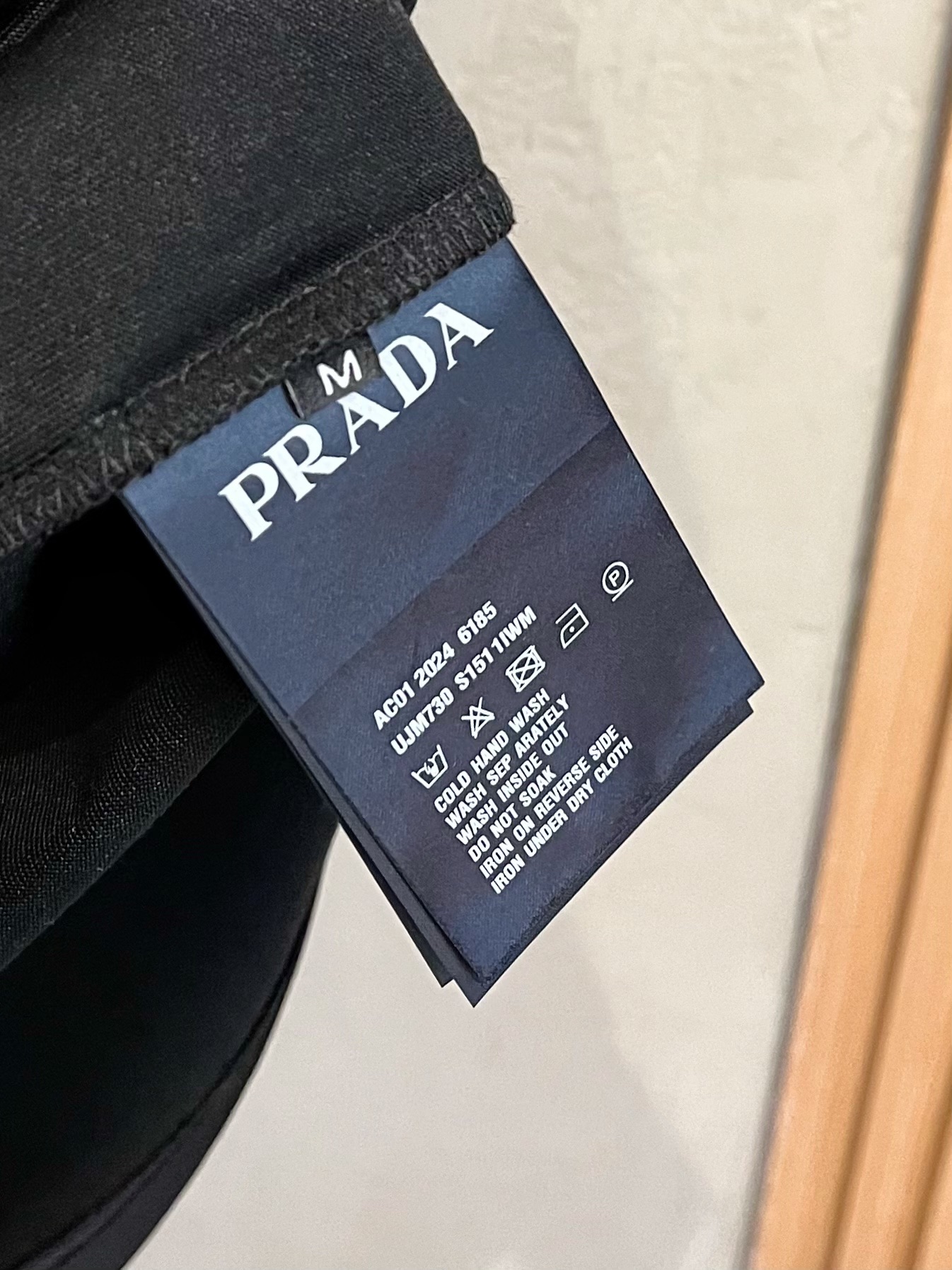  普拉达 2025春夏新款 字母logo圆领短袖t恤，春夏休闲穿搭必不可少，原版纯棉面料。完完全全体现在