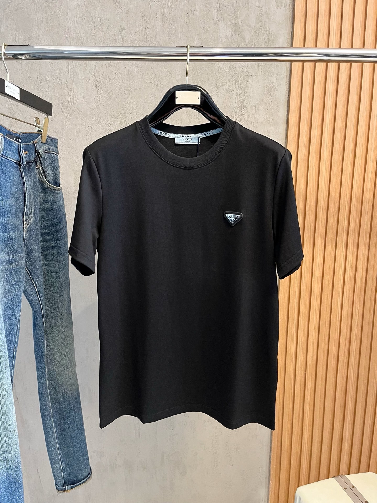  普拉达 2025春夏新款 字母logo圆领短袖t恤，春夏休闲穿搭必不可少，原版纯棉面料。完完全全体现在