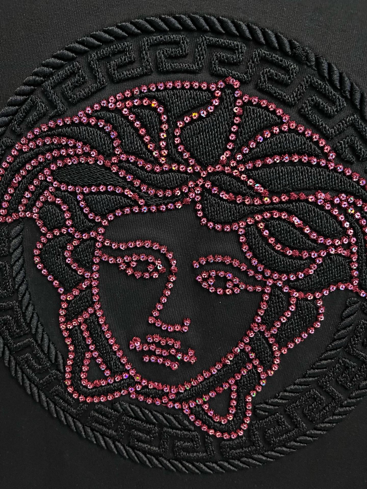  范思哲 2025春夏新款 字母logo圆领短袖t恤，春夏休闲穿搭必不可少，原版纯棉面料。完完全全体现在