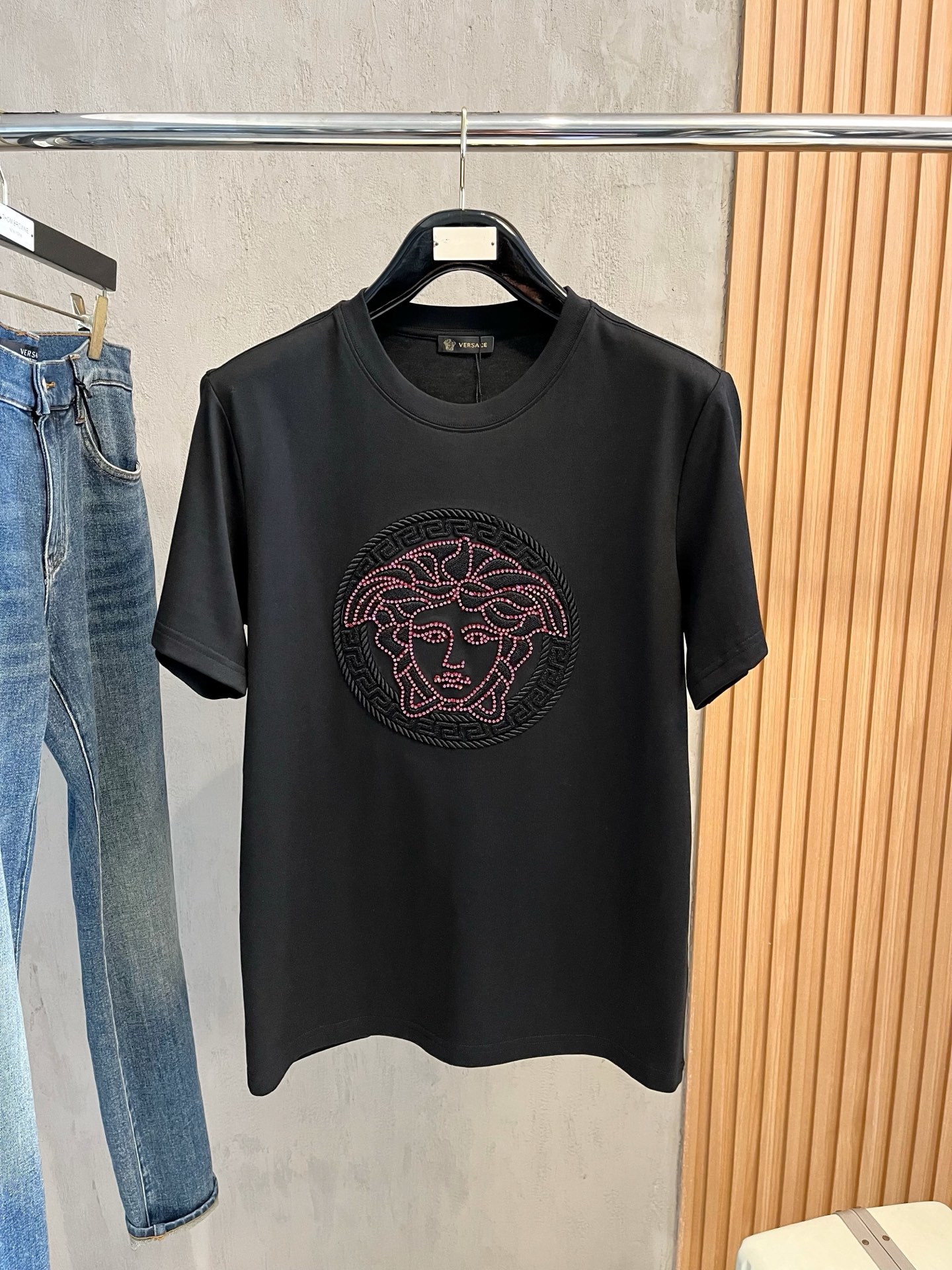  范思哲 2025春夏新款 字母logo圆领短袖t恤，春夏休闲穿搭必不可少，原版纯棉面料。完完全全体现在