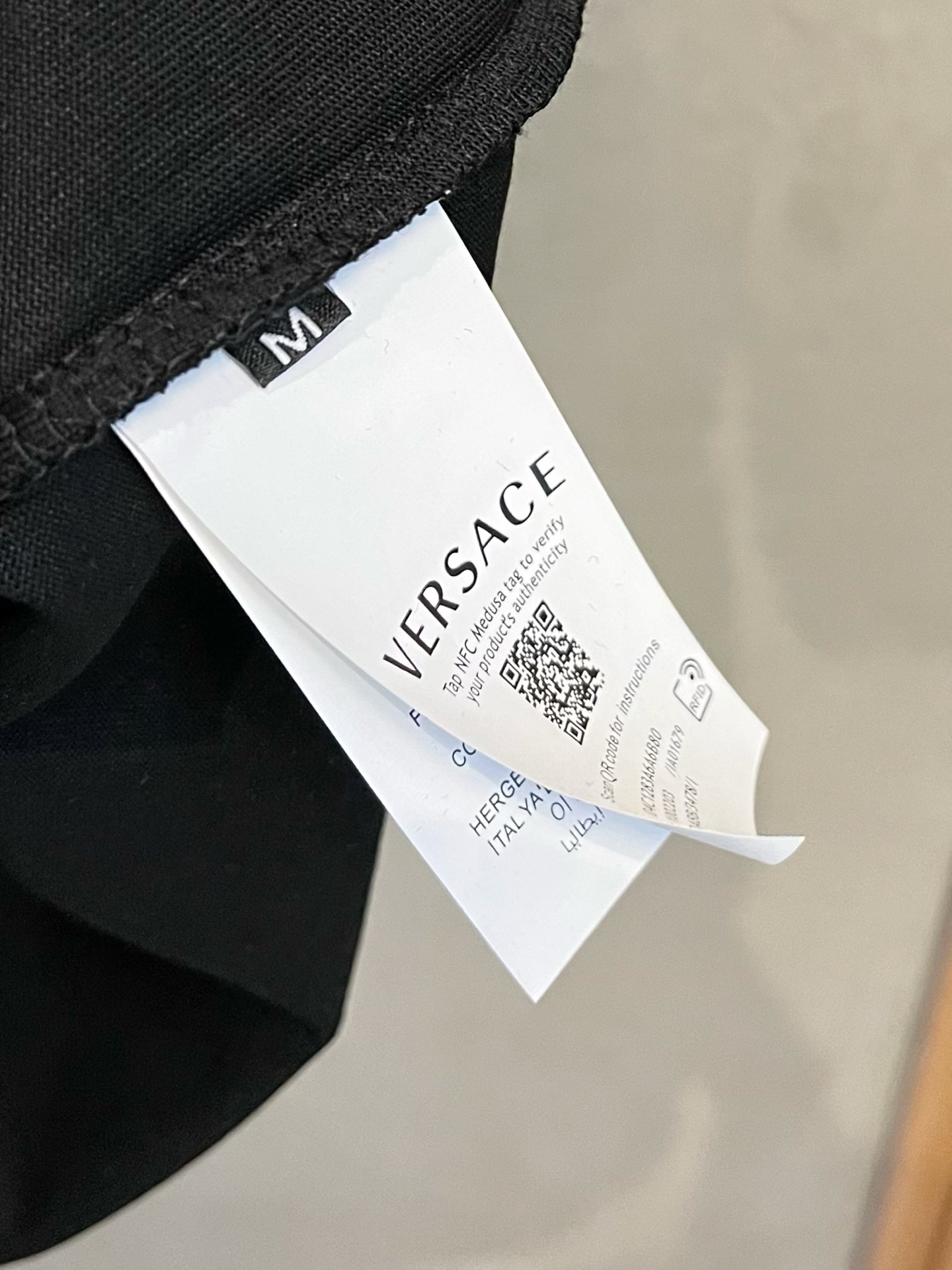  范思哲 2025春夏新款 字母logo圆领短袖t恤，春夏休闲穿搭必不可少，原版纯棉面料。完完全全体现在