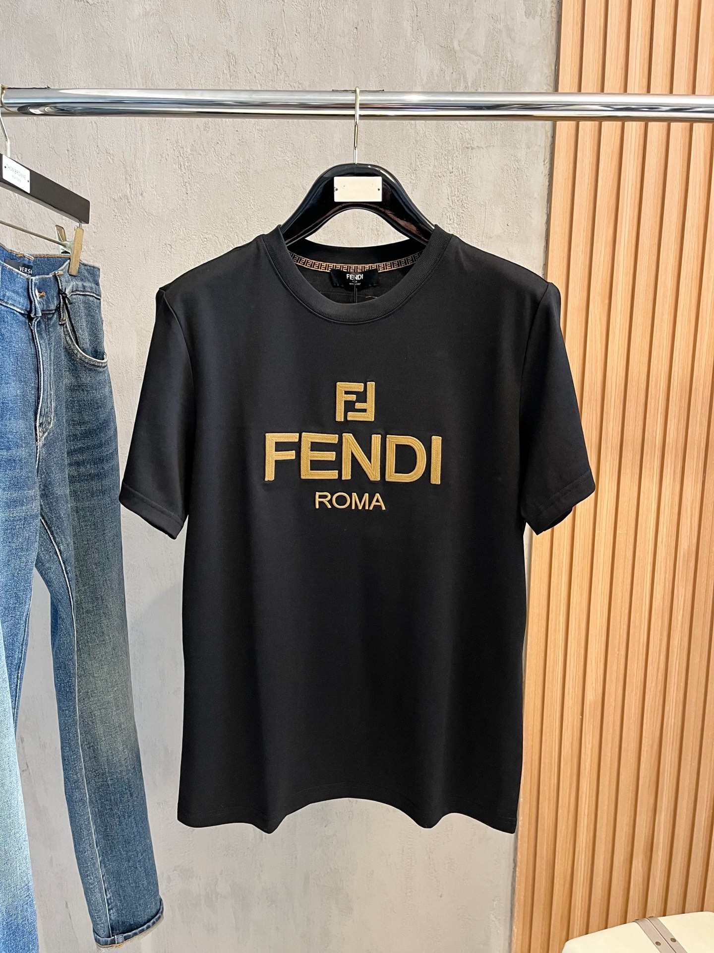  芬迪 2025春夏新款 字母logo圆领短袖t恤，春夏休闲穿搭必不可少，原版纯棉面料。完完全全体现在高