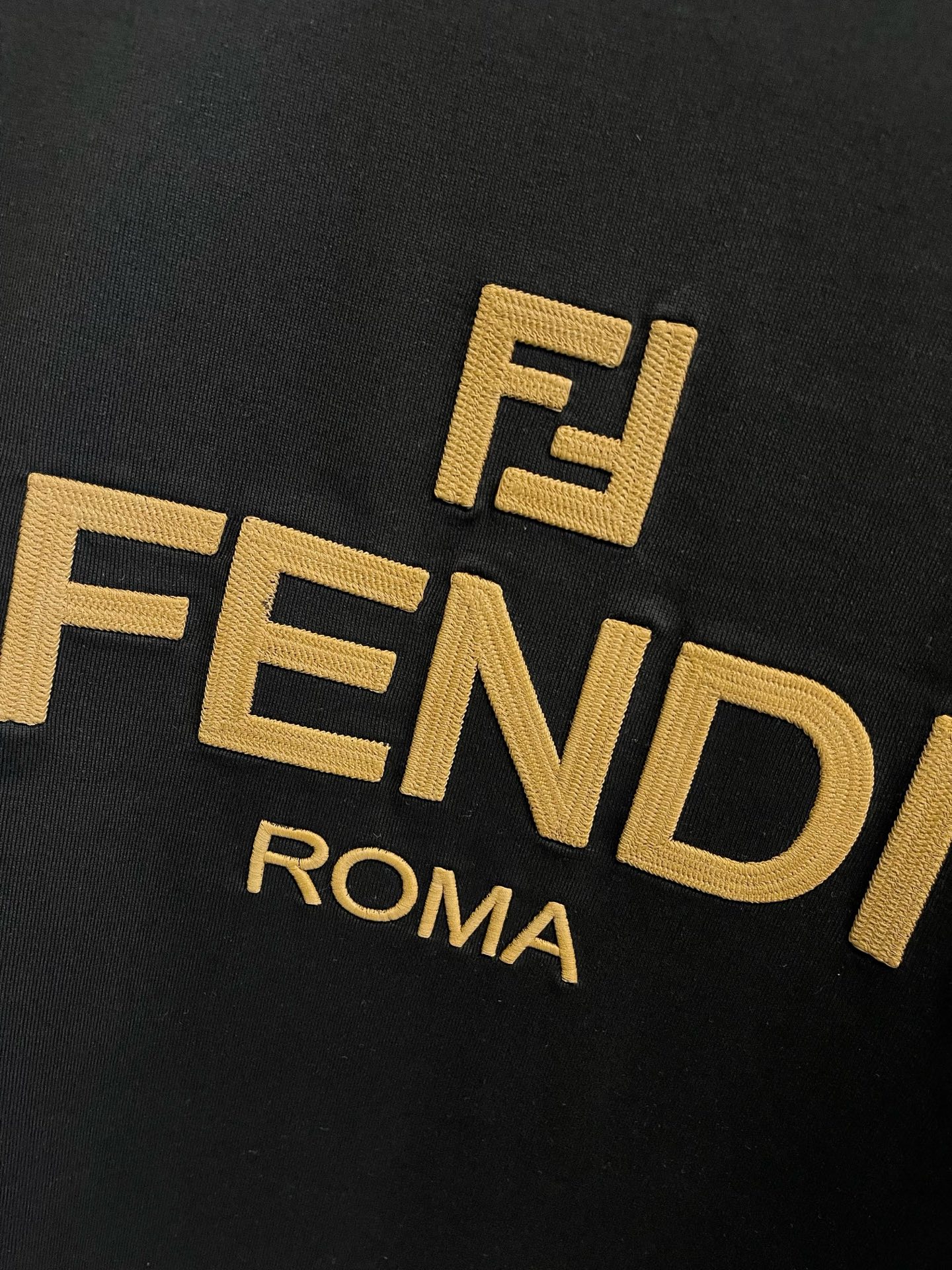  芬迪 2025春夏新款 字母logo圆领短袖t恤，春夏休闲穿搭必不可少，原版纯棉面料。完完全全体现在高