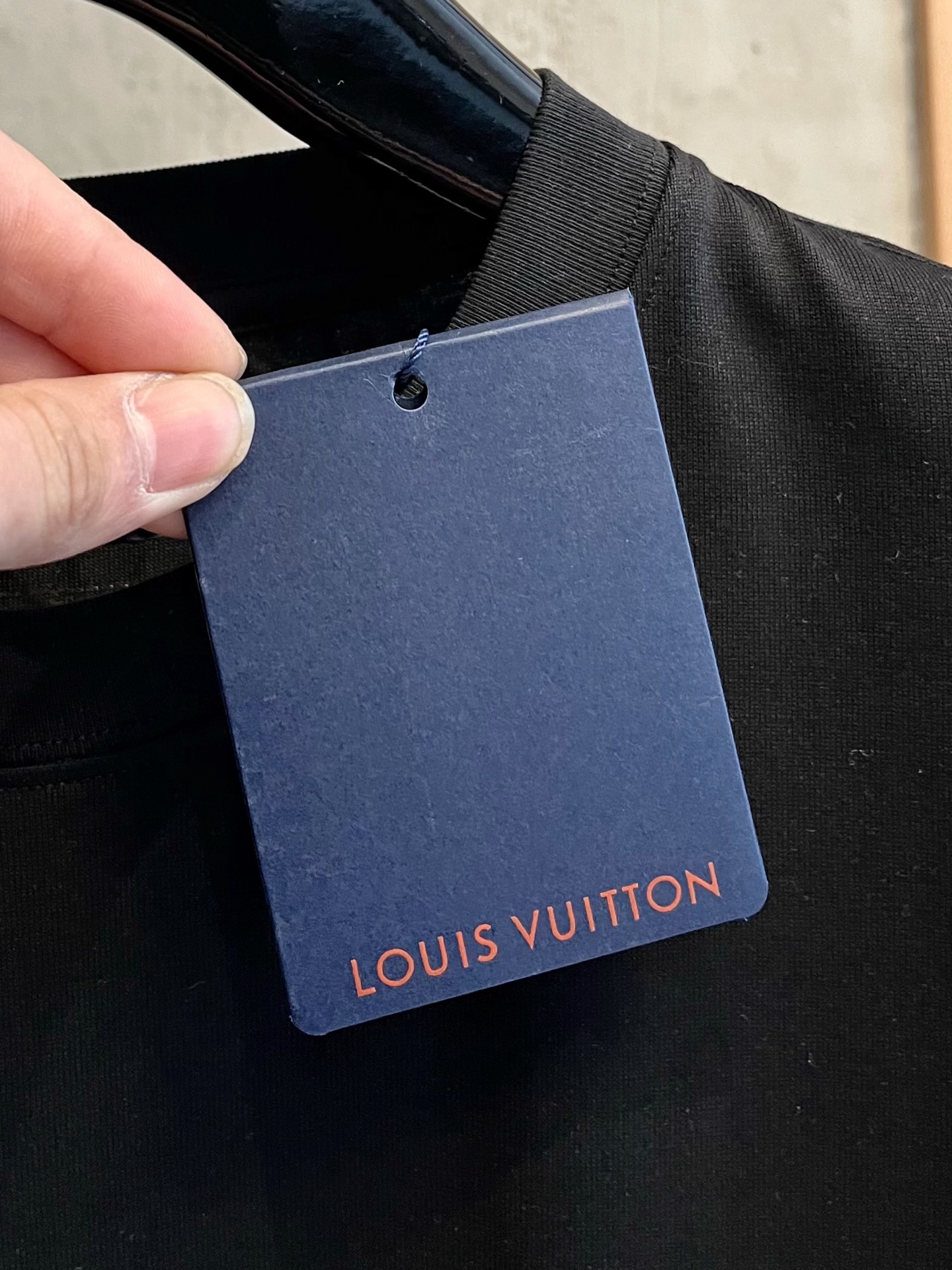  LV 2025春夏新款 字母logo圆领短袖t恤，春夏休闲穿搭必不可少，原版纯棉面料。完完全全体现在高