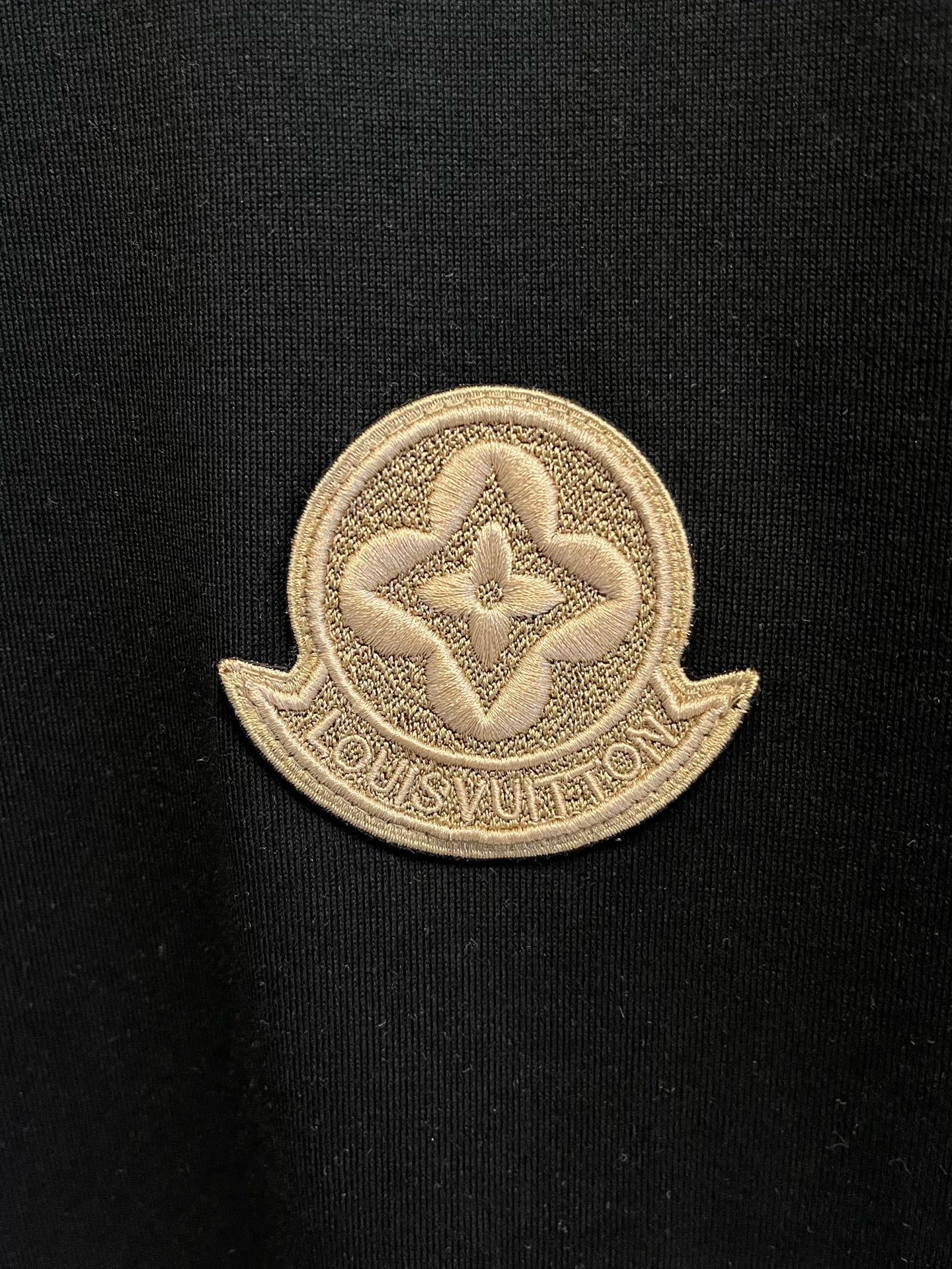  LV 2025春夏新款 字母logo圆领短袖t恤，春夏休闲穿搭必不可少，原版纯棉面料。完完全全体现在高