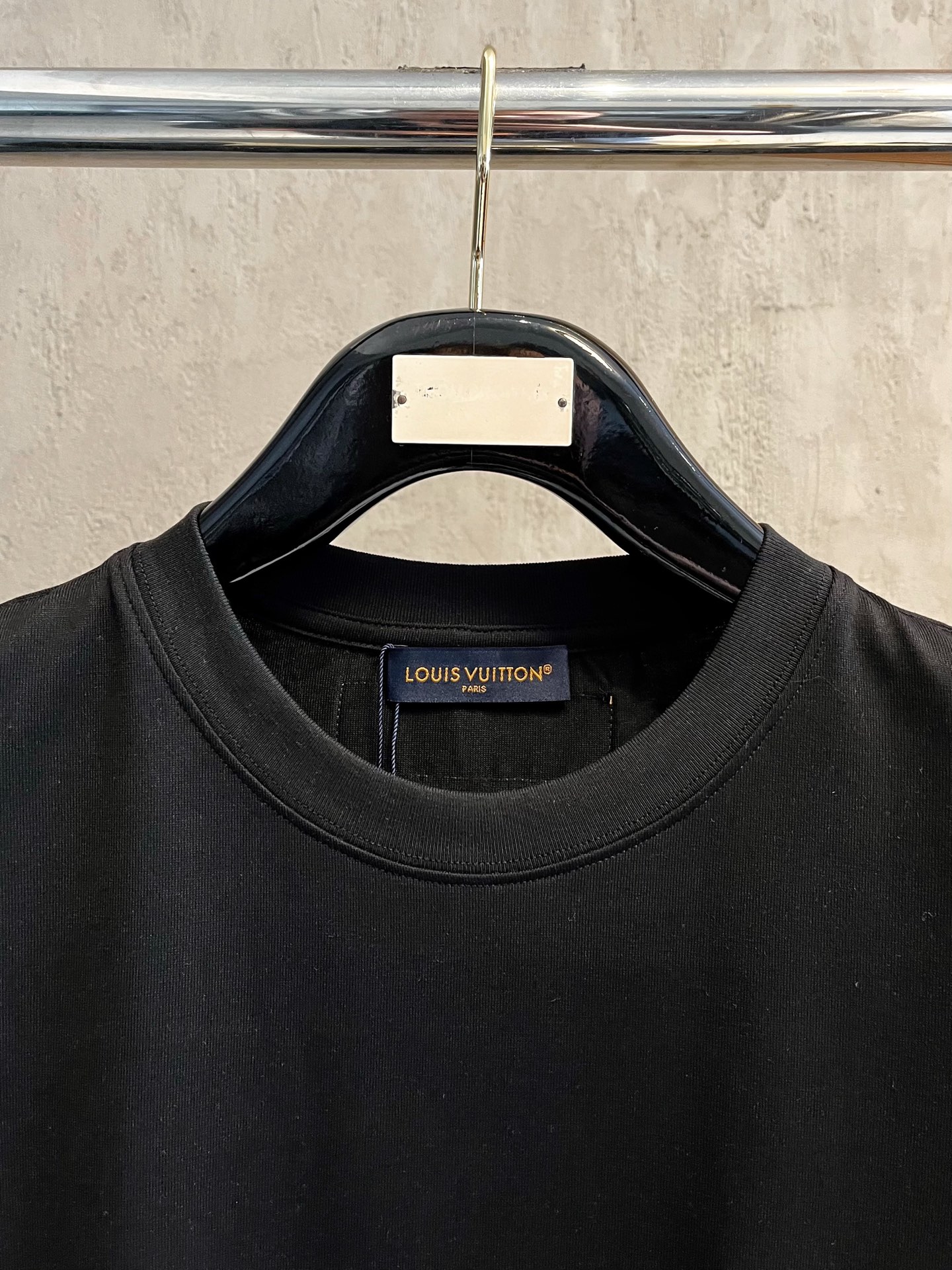  LV 2025春夏新款 字母logo圆领短袖t恤，春夏休闲穿搭必不可少，原版纯棉面料。完完全全体现在高