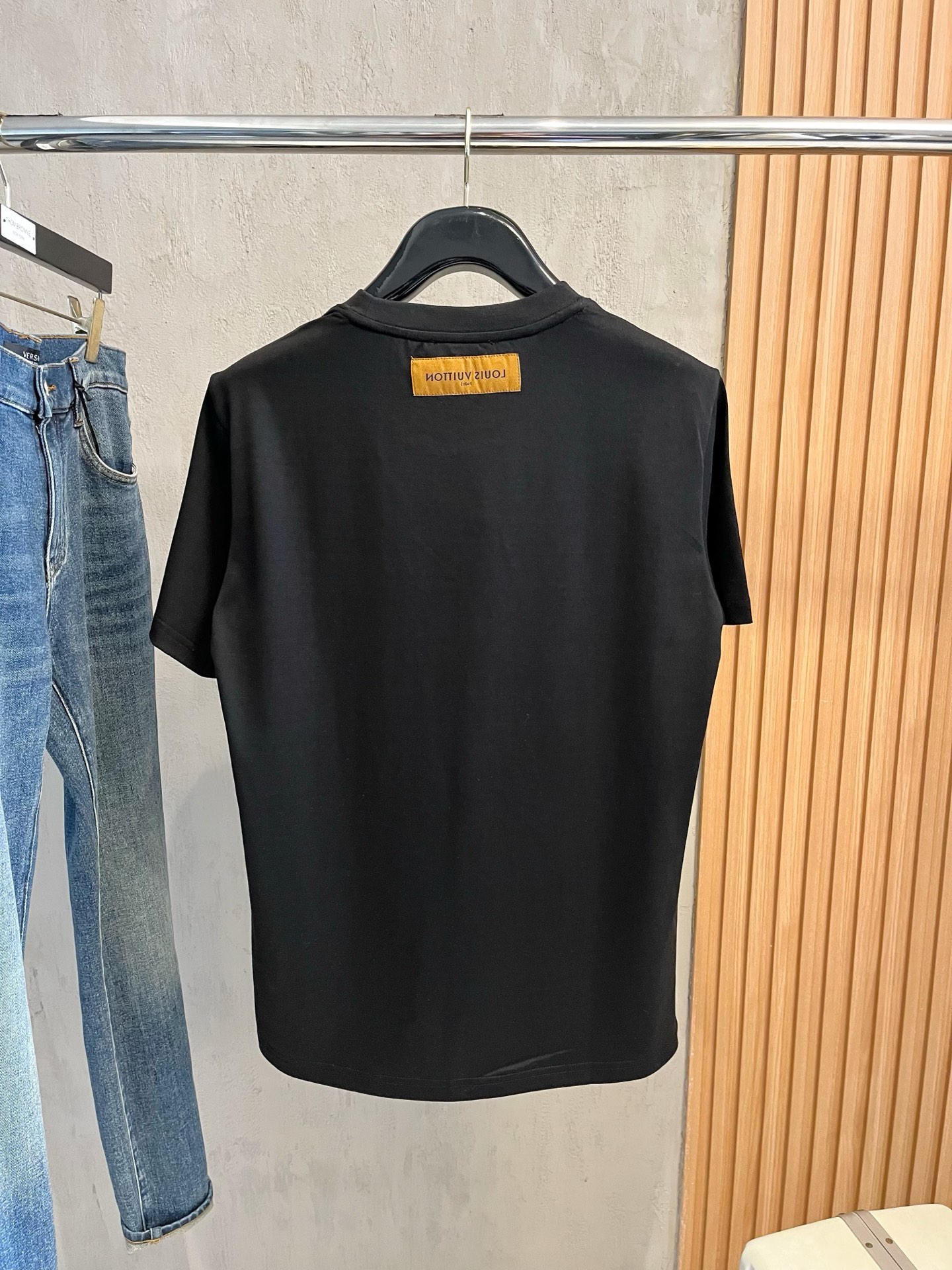  LV 2025春夏新款 字母logo圆领短袖t恤，春夏休闲穿搭必不可少，原版纯棉面料。完完全全体现在高