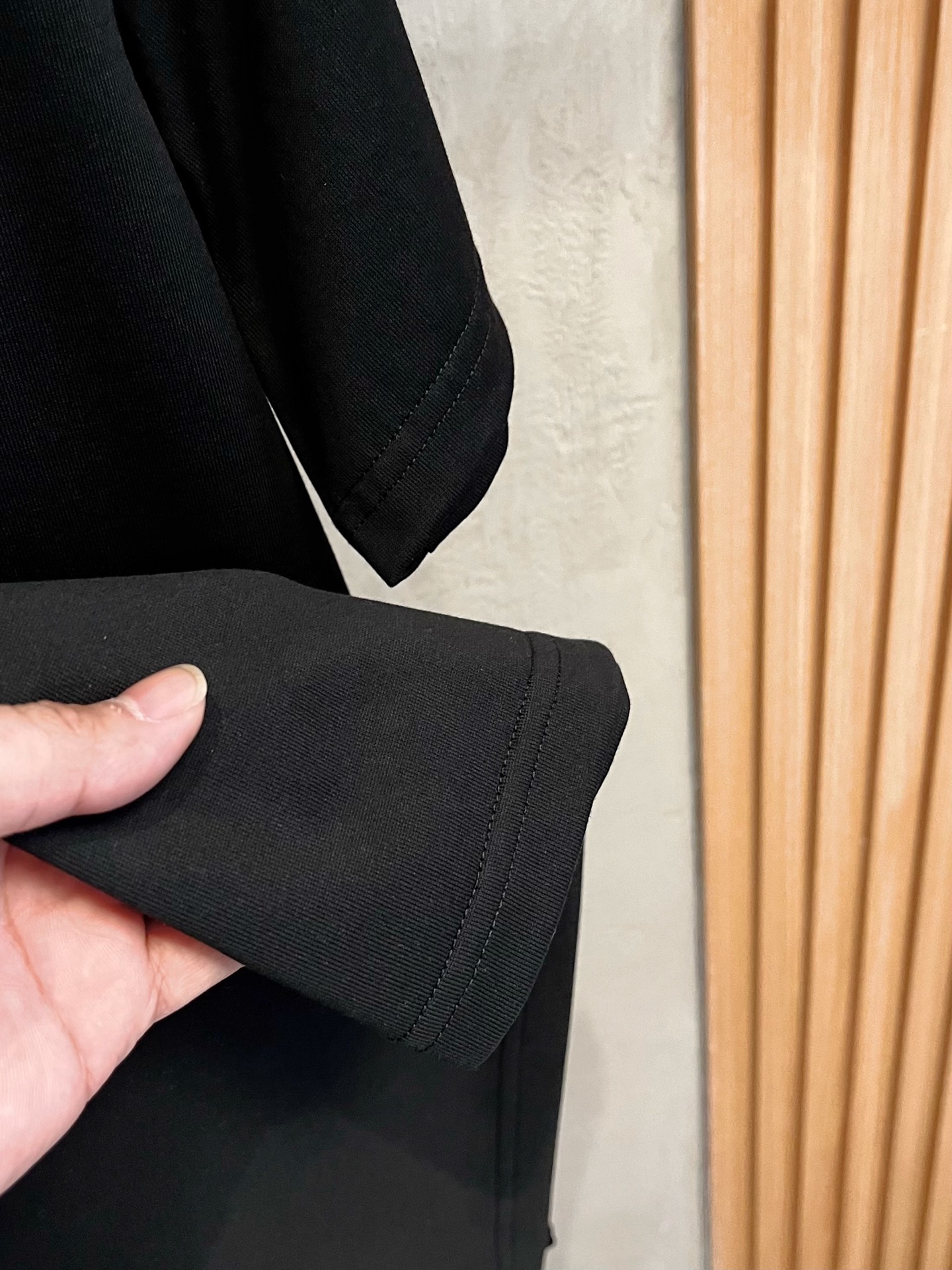  LV 2025春夏新款 字母logo圆领短袖t恤，春夏休闲穿搭必不可少，原版纯棉面料。完完全全体现在高