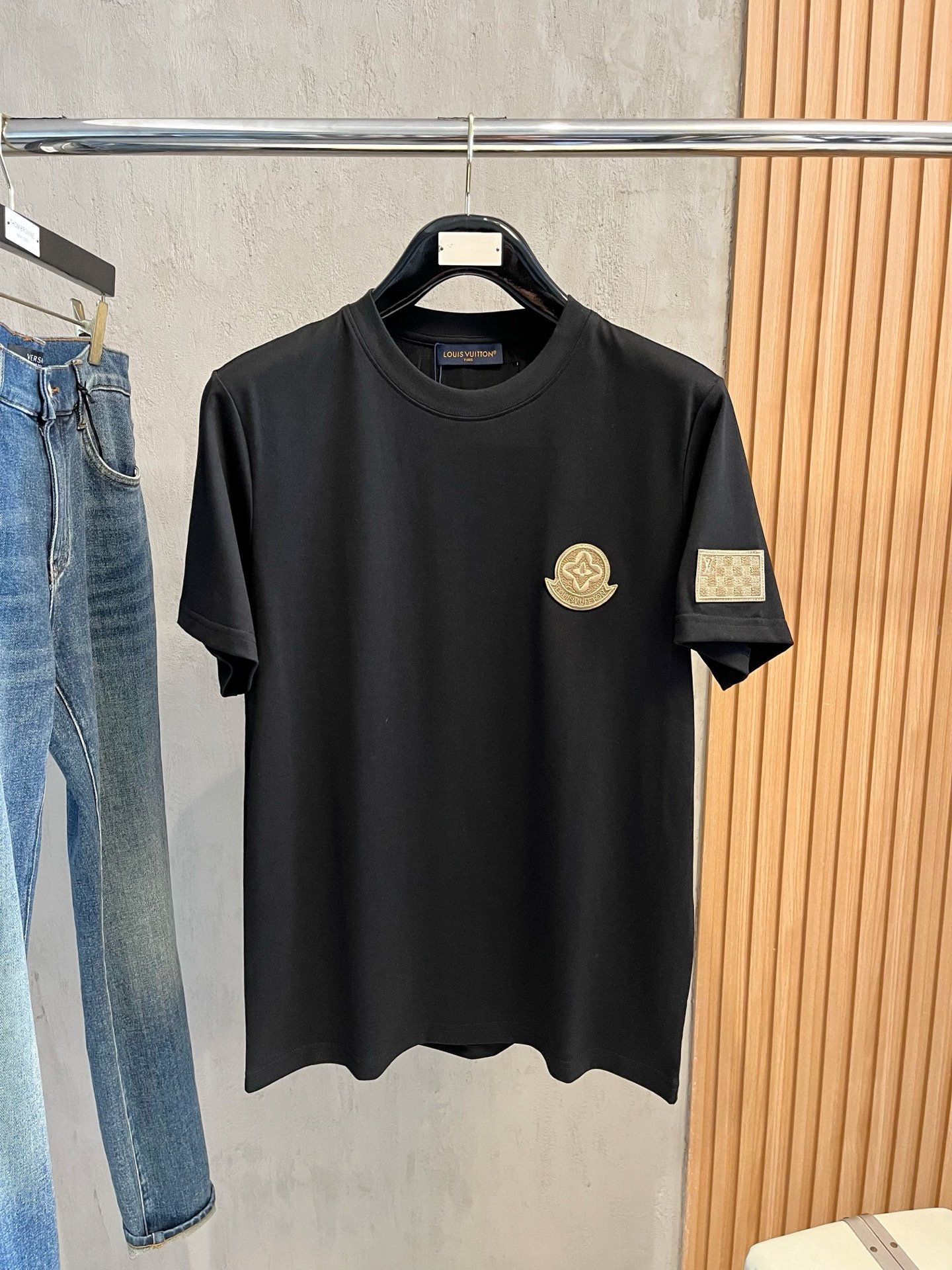  LV 2025春夏新款 字母logo圆领短袖t恤，春夏休闲穿搭必不可少，原版纯棉面料。完完全全体现在高