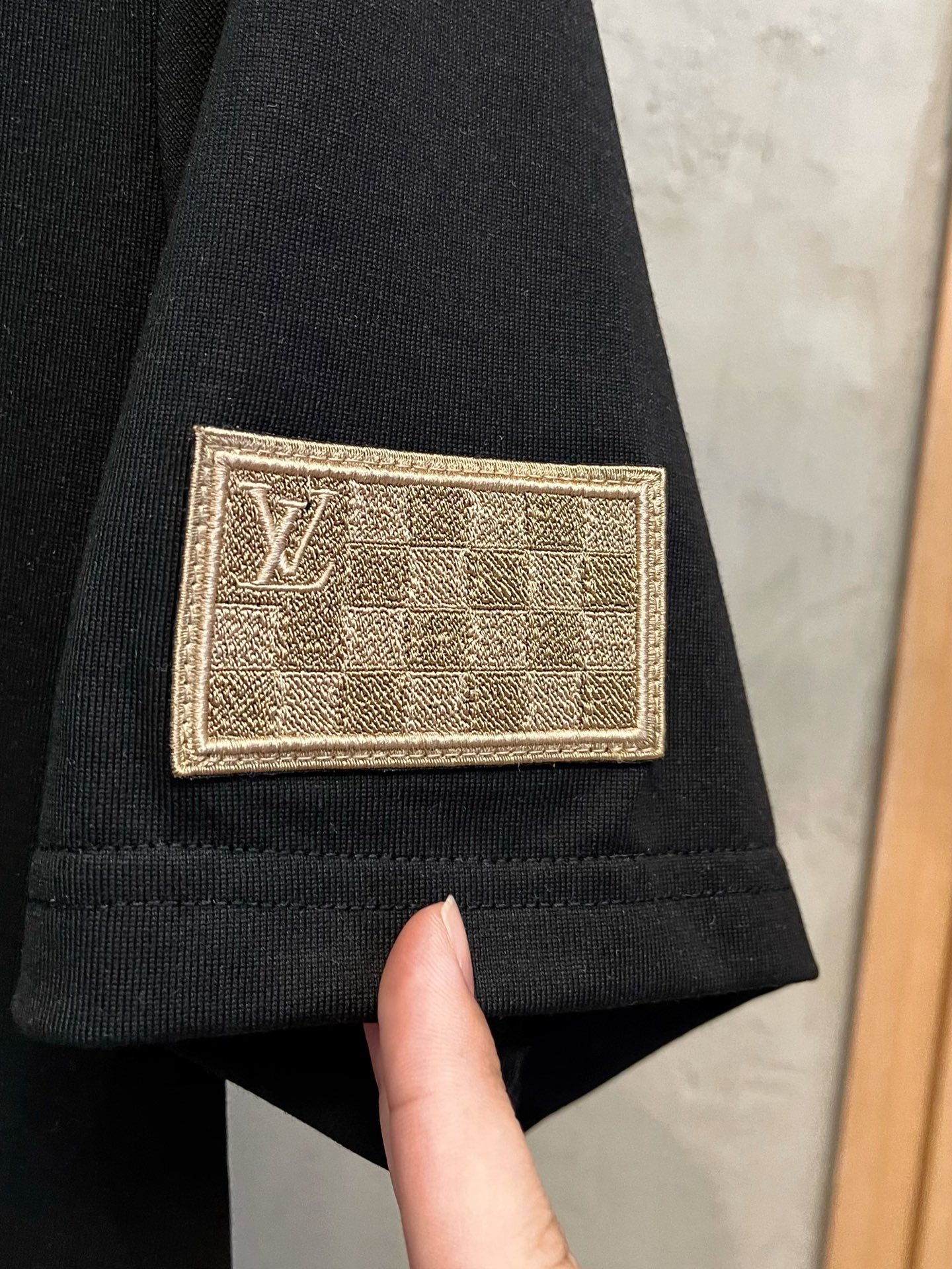  LV 2025春夏新款 字母logo圆领短袖t恤，春夏休闲穿搭必不可少，原版纯棉面料。完完全全体现在高