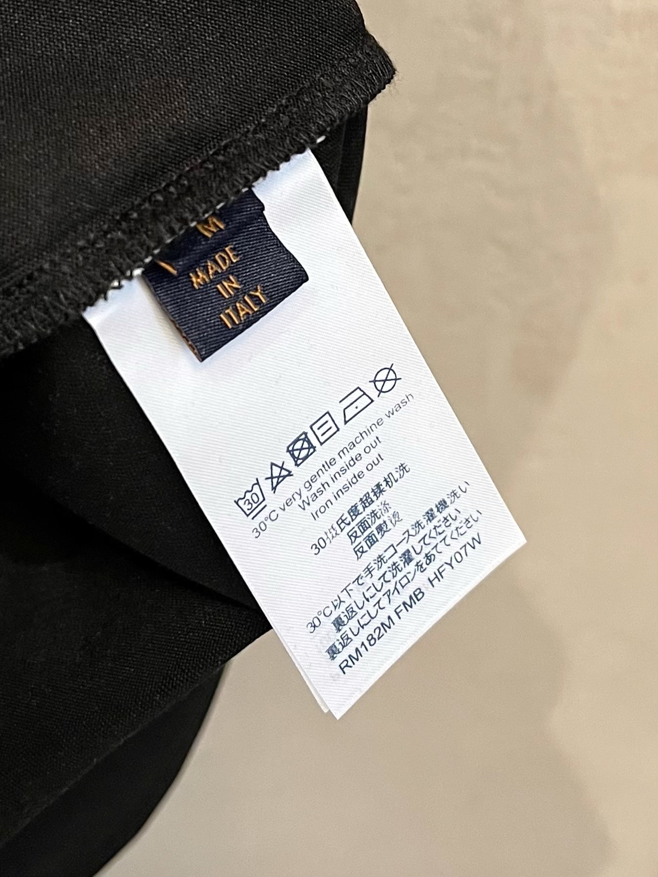  LV 2025春夏新款 字母logo圆领短袖t恤，春夏休闲穿搭必不可少，原版纯棉面料。完完全全体现在高