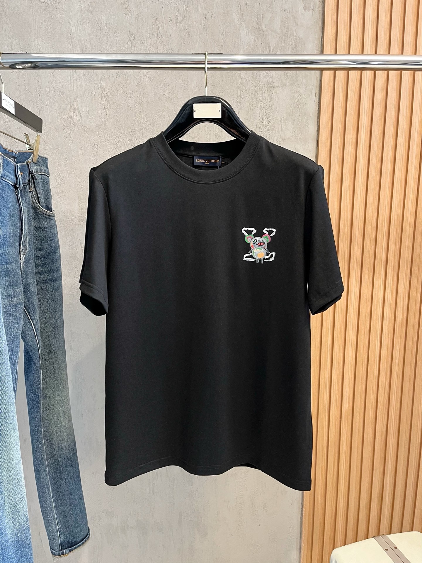  LV 2025春夏新款 字母logo圆领短袖t恤，春夏休闲穿搭必不可少，原版纯棉面料。完完全全体现在高