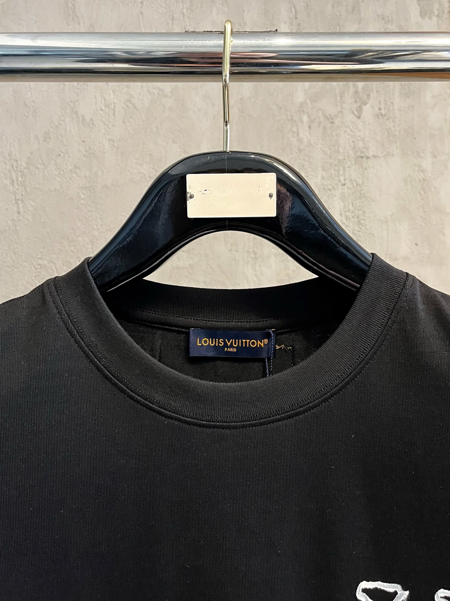  LV 2025春夏新款 字母logo圆领短袖t恤，春夏休闲穿搭必不可少，原版纯棉面料。完完全全体现在高