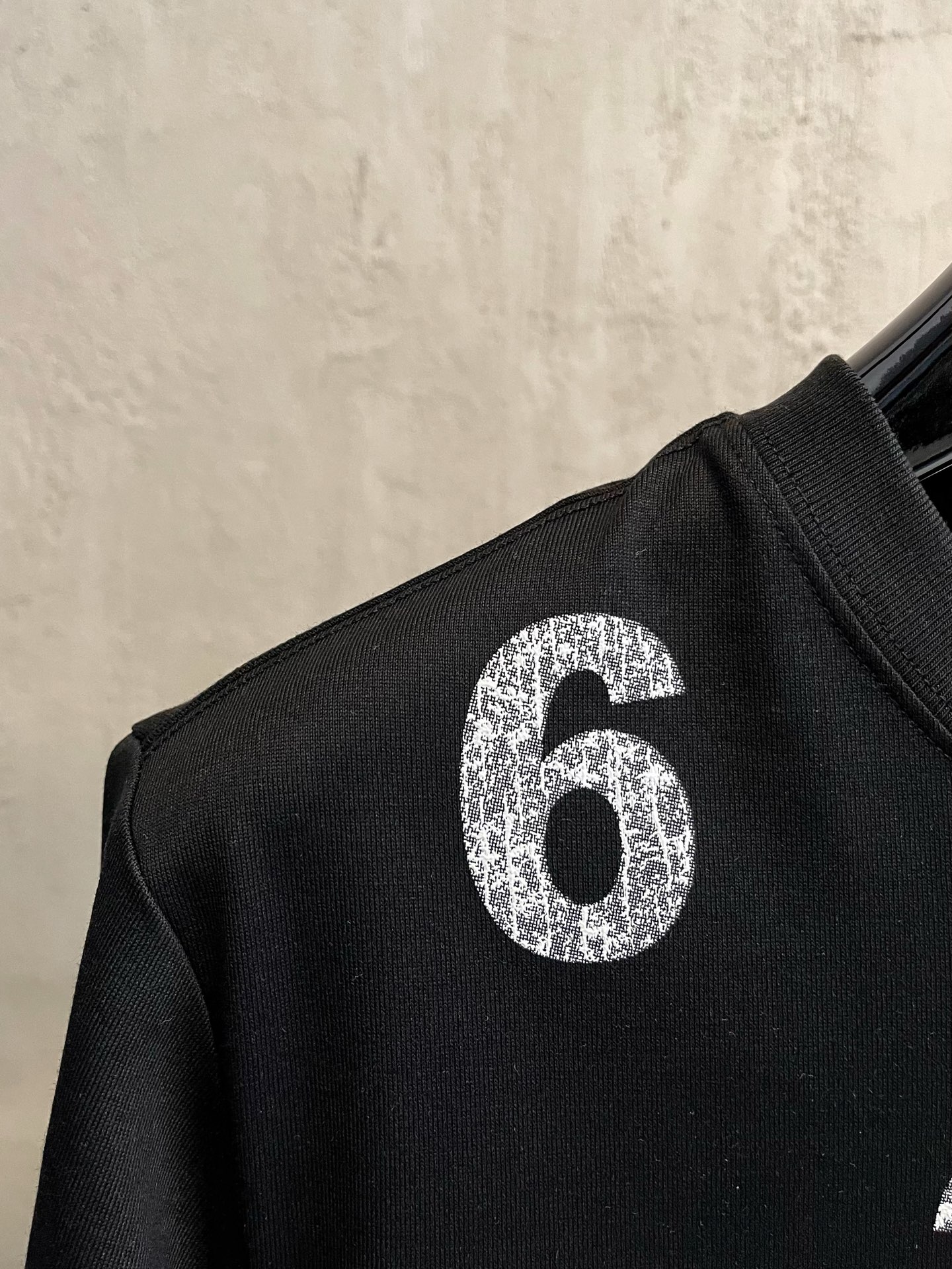  马吉拉 2025春夏新款 字母logo圆领短袖t恤，春夏休闲穿搭必不可少，原版纯棉面料。完完全全体现在