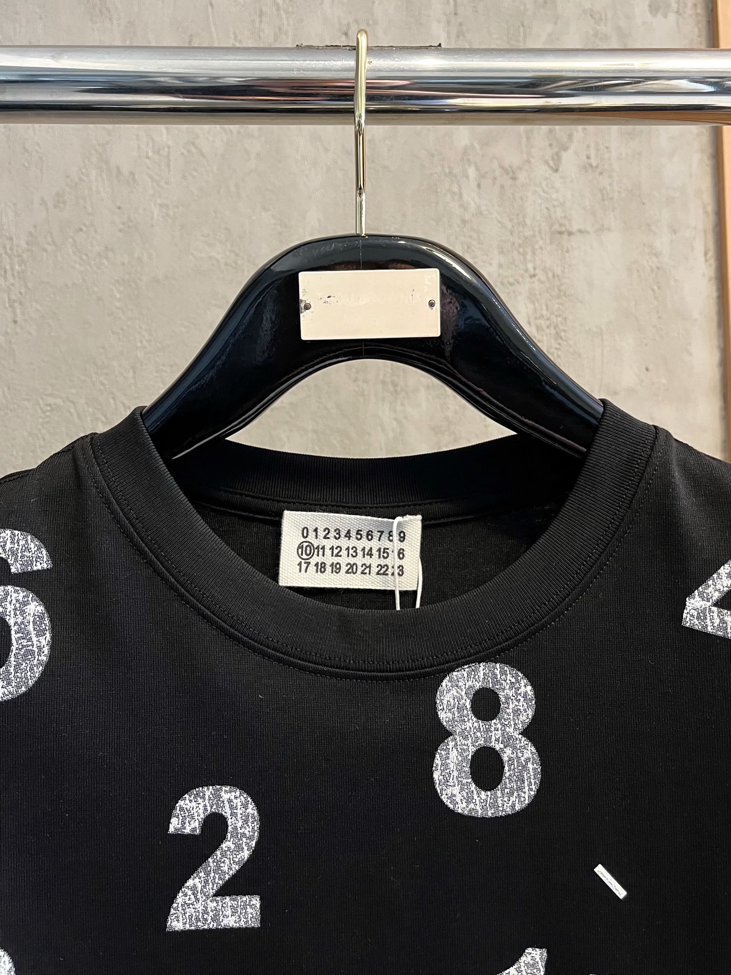  马吉拉 2025春夏新款 字母logo圆领短袖t恤，春夏休闲穿搭必不可少，原版纯棉面料。完完全全体现在