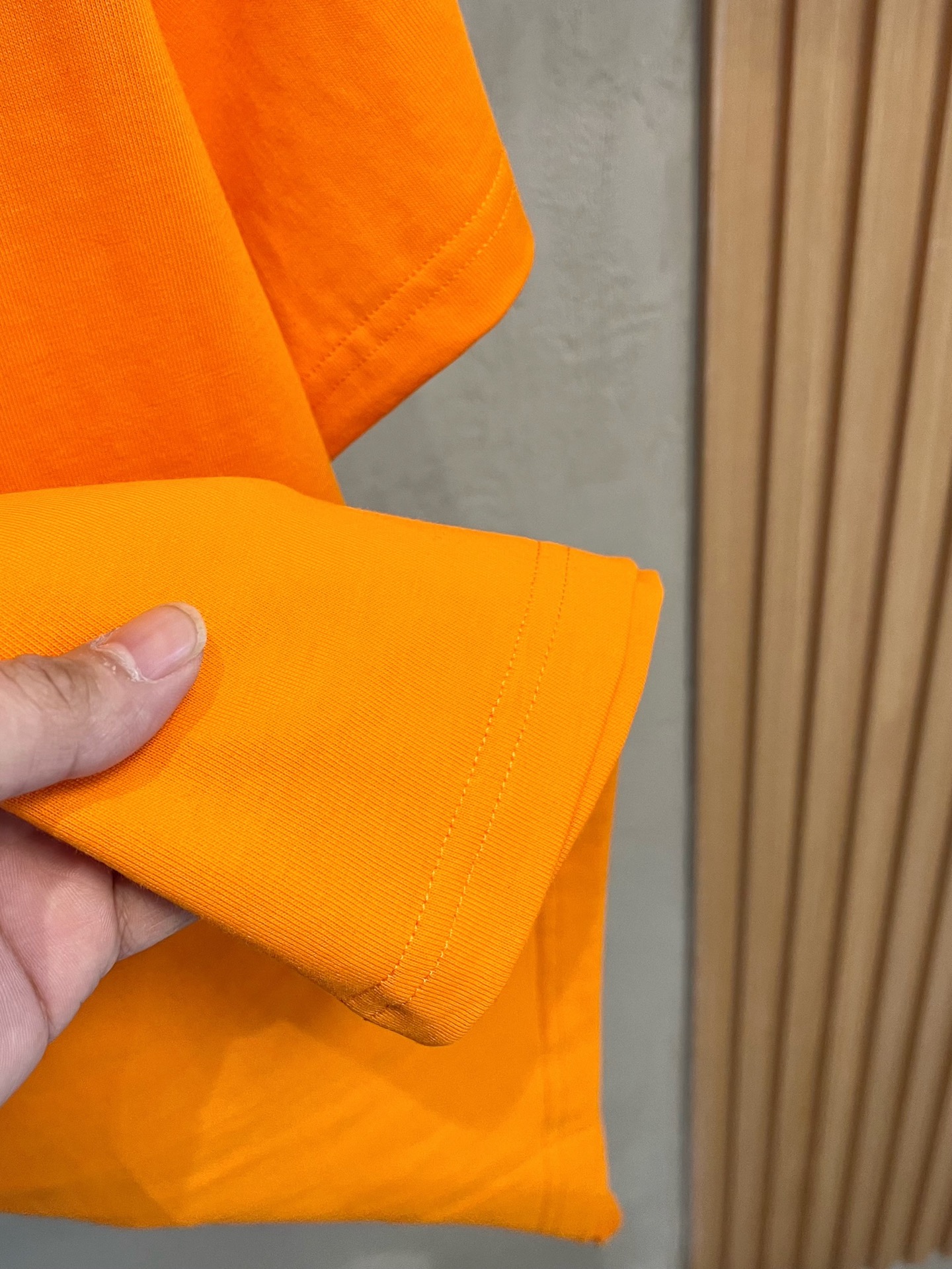  普拉达 2025春夏新款 字母logo圆领短袖t恤，春夏休闲穿搭必不可少，原版纯棉面料。完完全全体现在